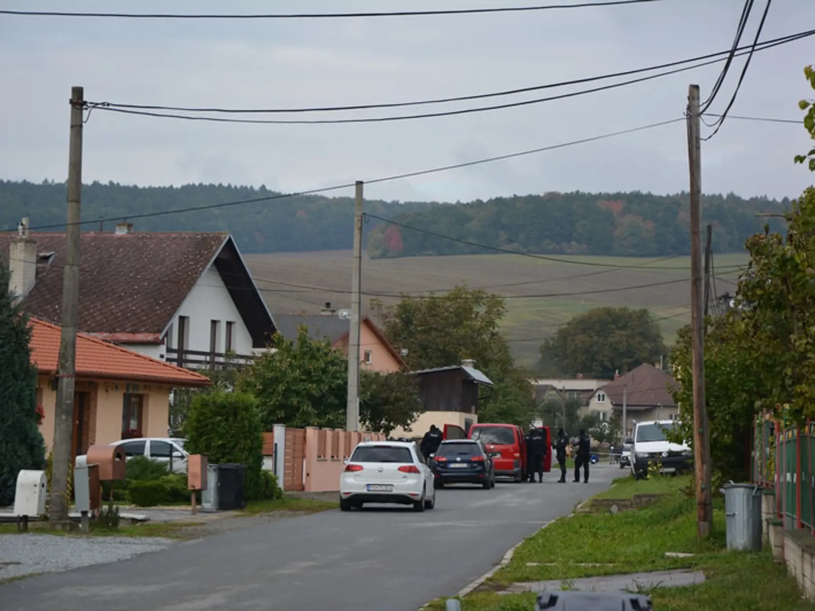 Kukláči v pondelok uzavreli celú ulicu v Župčanoch.