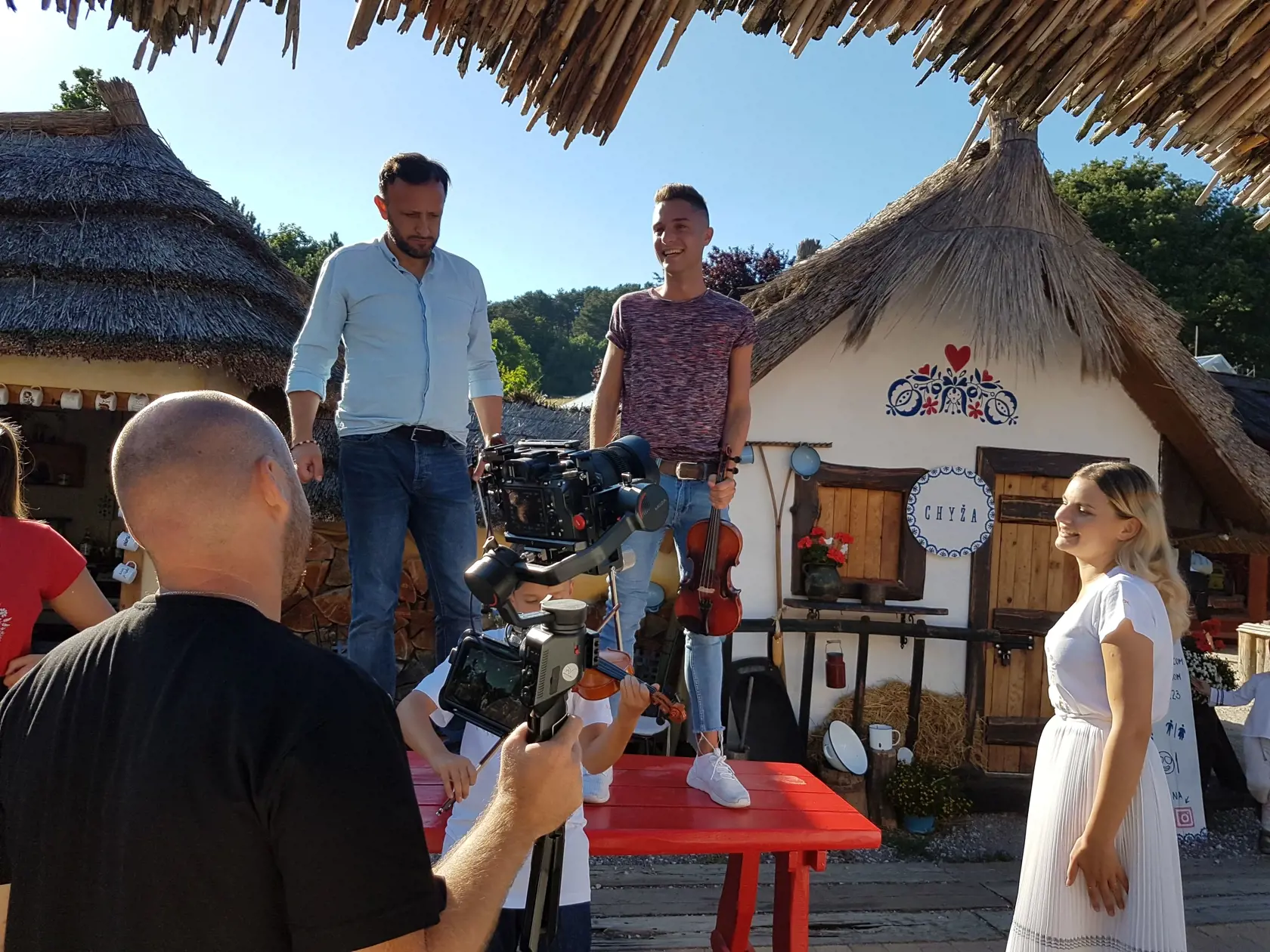 Takto to vyzeralo počas natáčania videoklipu k piesni, ktorú naspievali Onrej Kandráč a David Key.