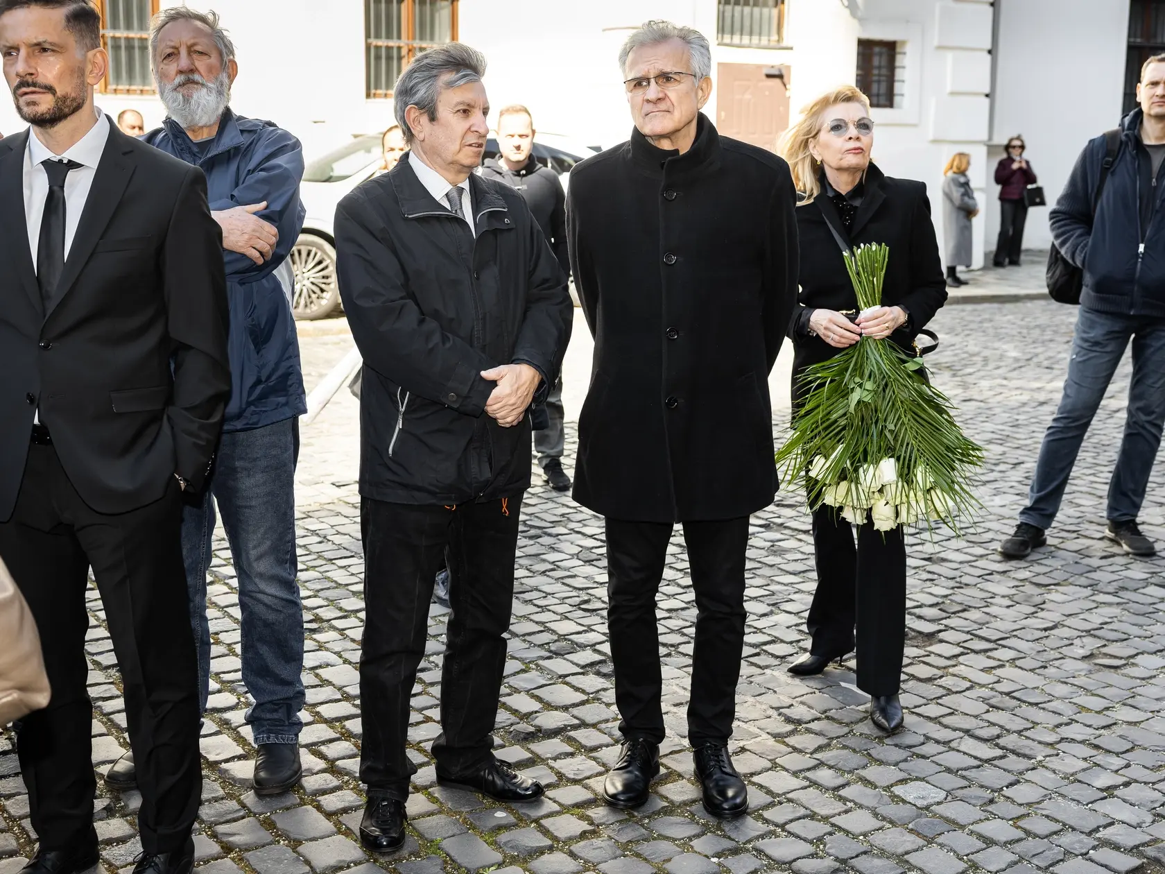 Posledná rozlúčka s hercom Štefanom Kvietikom za účasti rodiny aj verejnosti v Katedrále sv. Martina v Bratislave. Na snímke Zuzana Ťapáková a Štefan Bučko.