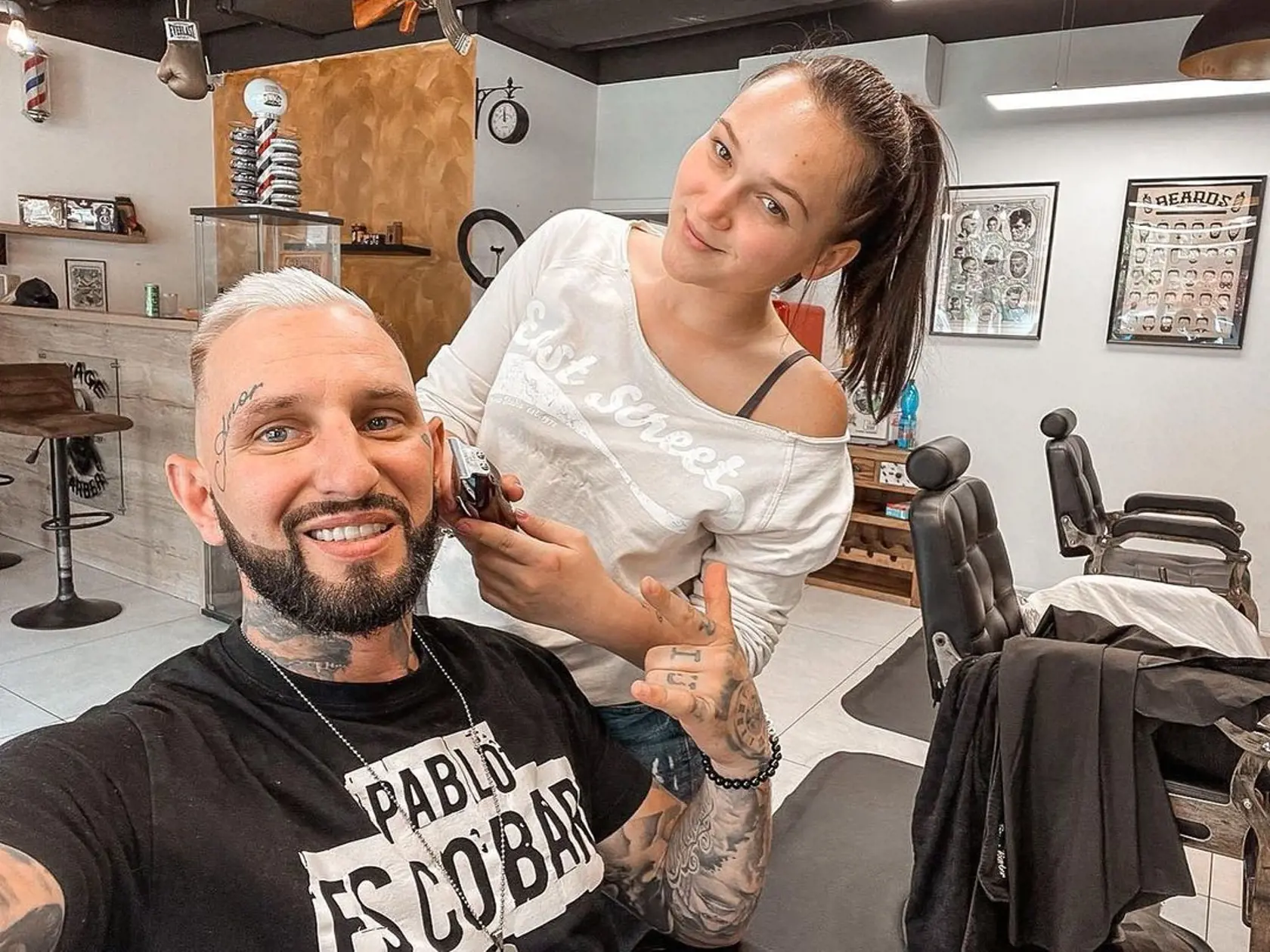 Priscilla pri strihaní rapera Figy KO, máj 2021.
