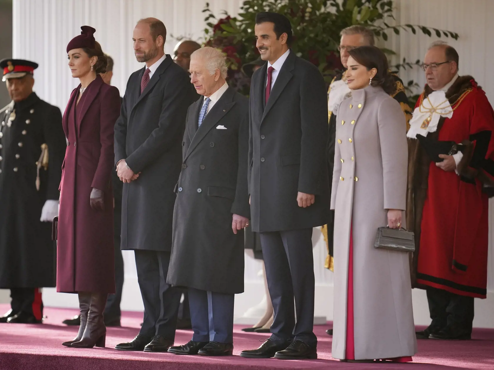 Zľava Kate, princezná z Walesu, britský princ William, britský kráľ Karol III., katarský emir Tamím bin Hamad Ál Sání a jeho manželka  počas uvítacieho ceremoniáalu v Londýne 3. decembra 2024. Britský kráľ Karol III. a premiér Keir Starmer privítali v utorok katarského emira Tamíma bin Hamada Ál Sáního na štátnej návšteve Spojeného kráľovstva. FOTO TASR/AP