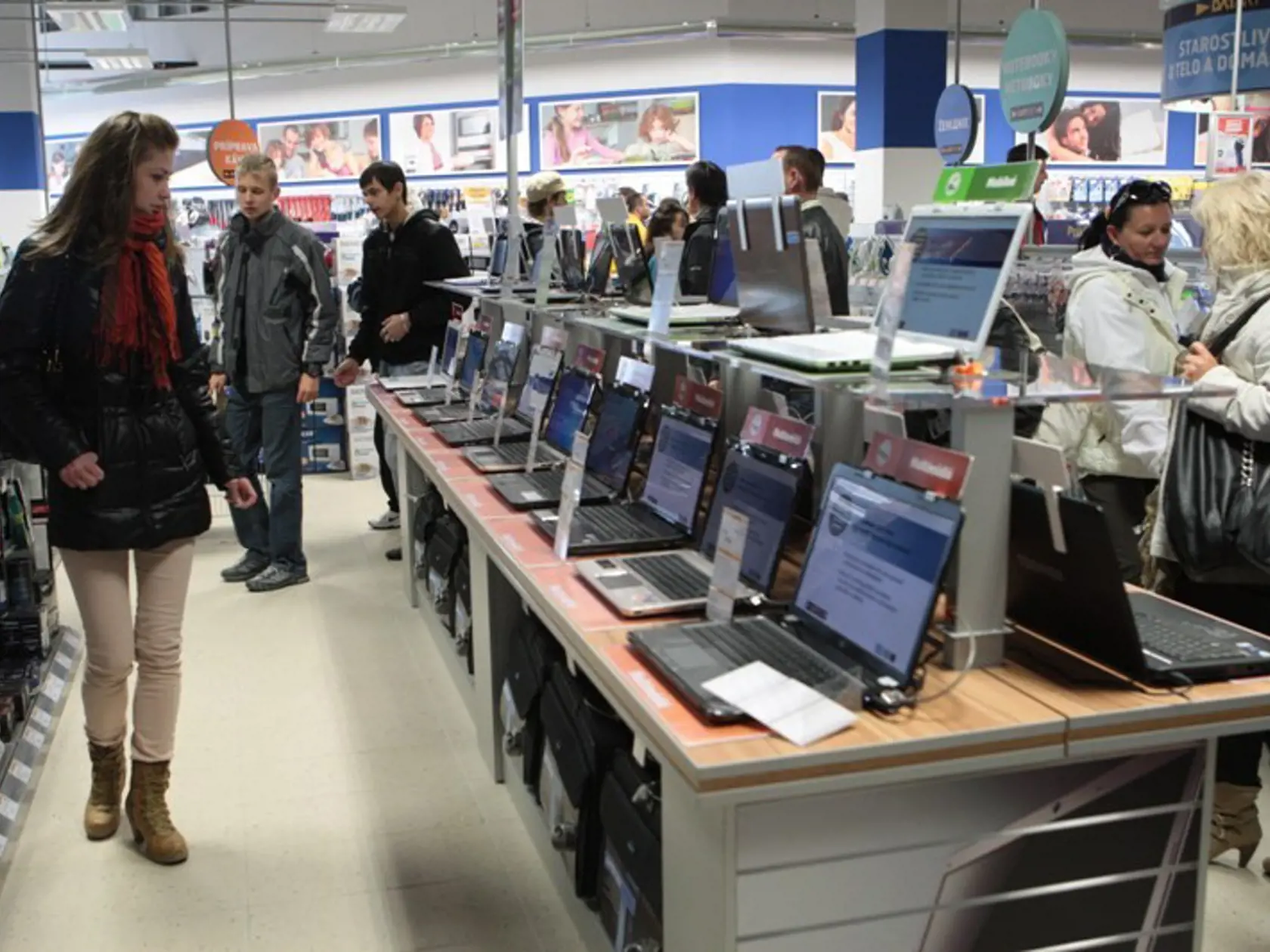 Továrne v Číne stáli a na mnohých skladoch chýba elektronika. Výroba ide pomaly aj kvôli nedostatku čipov.