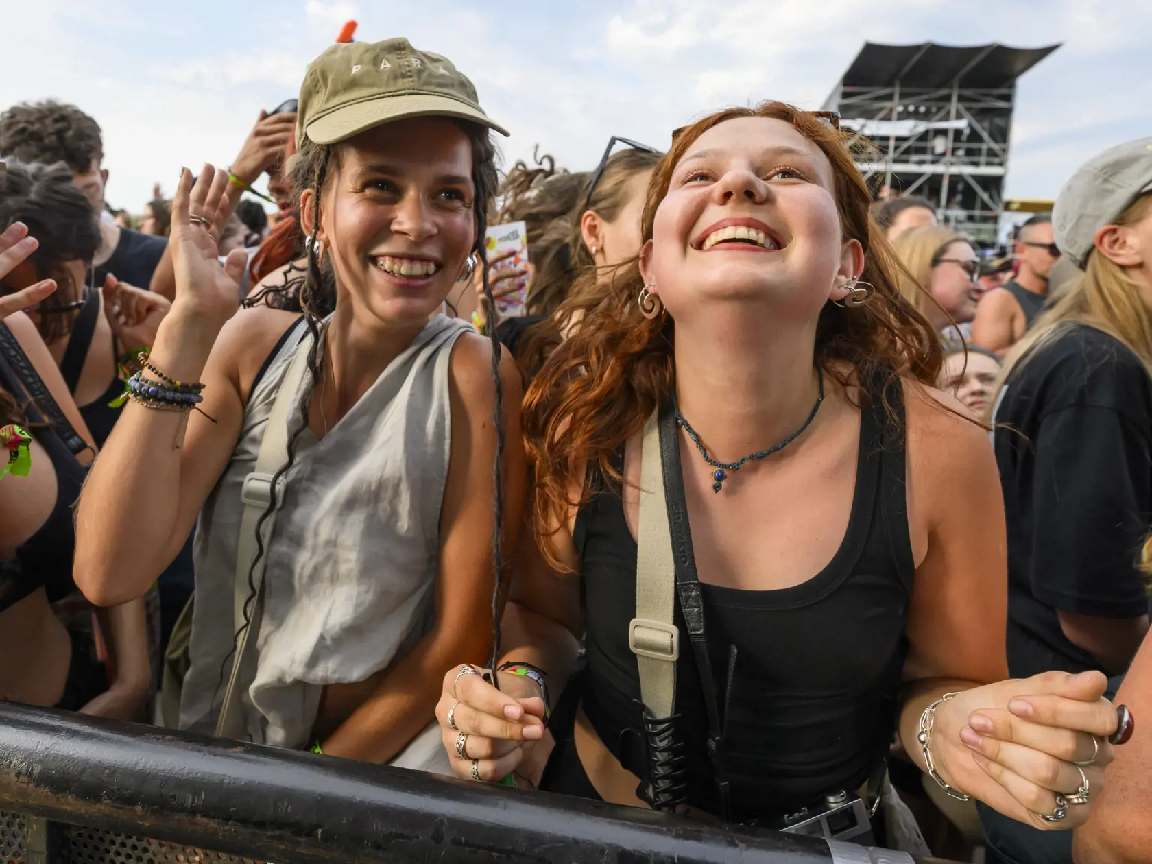 Na snímke ľudia sa bavia na koncerte skupiny Para počas 27. ročníka festivalu Pohoda vo štvrtok 11. júla 2024 v Trenčíne.