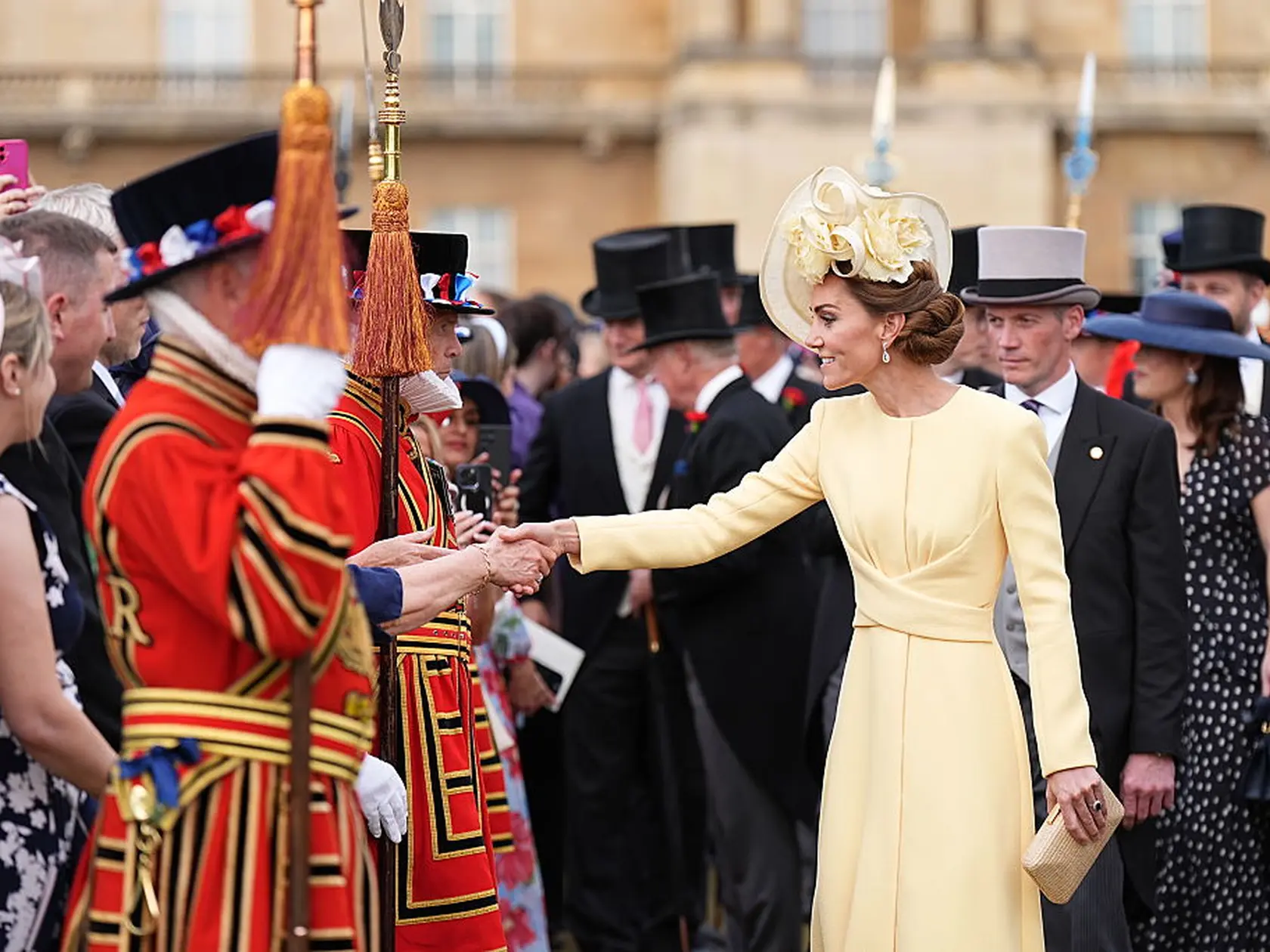 Princezná Kate žiarila v žltých šatách na záhradnej oslave.