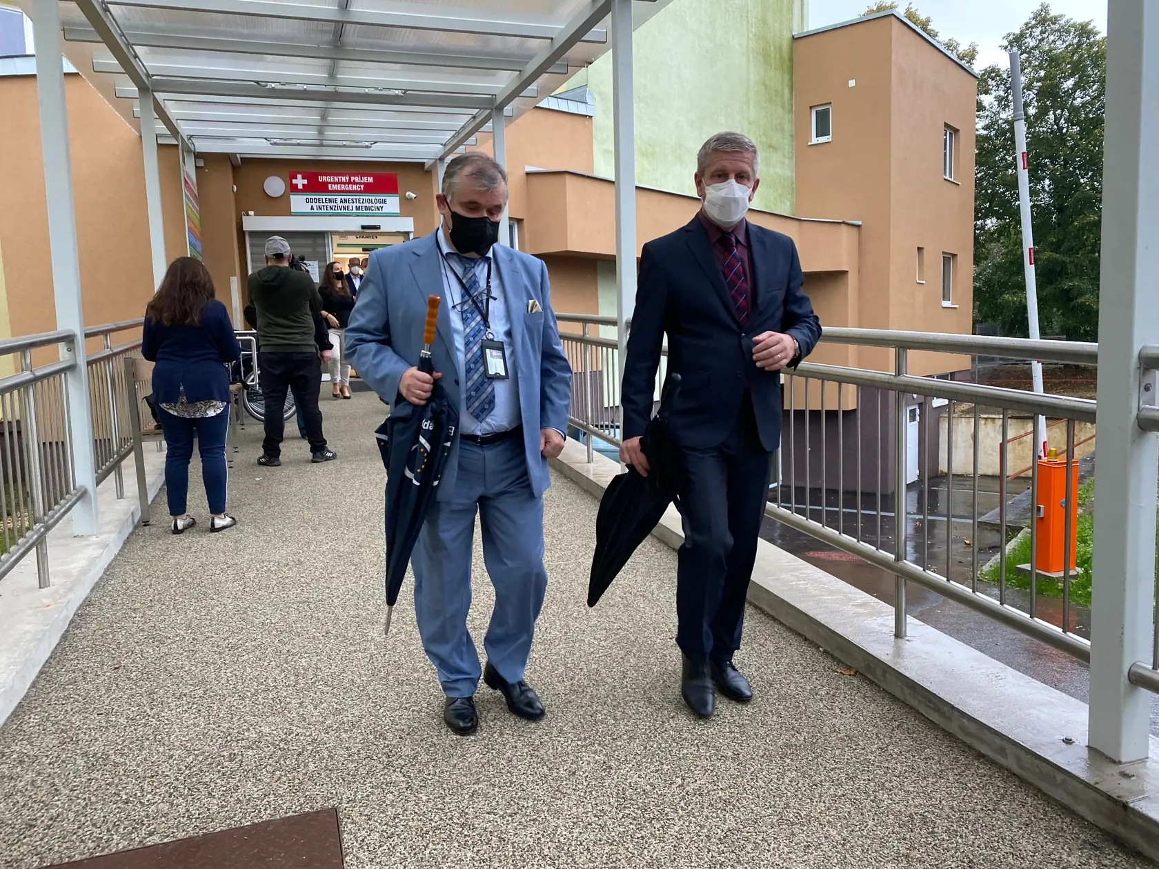 Marián Petko, riaditeľ Bardejovskej nemocnice a minister zdravotníctva Vladimír Lengvarský. 
"Situácia sa zhoršuje. Našich pacientov sme prevážali do prešovskej nemocnice, ale tá sa začína zapĺňať, preto sme v piatok dvoch pacientov hospitalizovali u nás na internom oddelení na covidových lôžkach," uviedol riaditeľ.