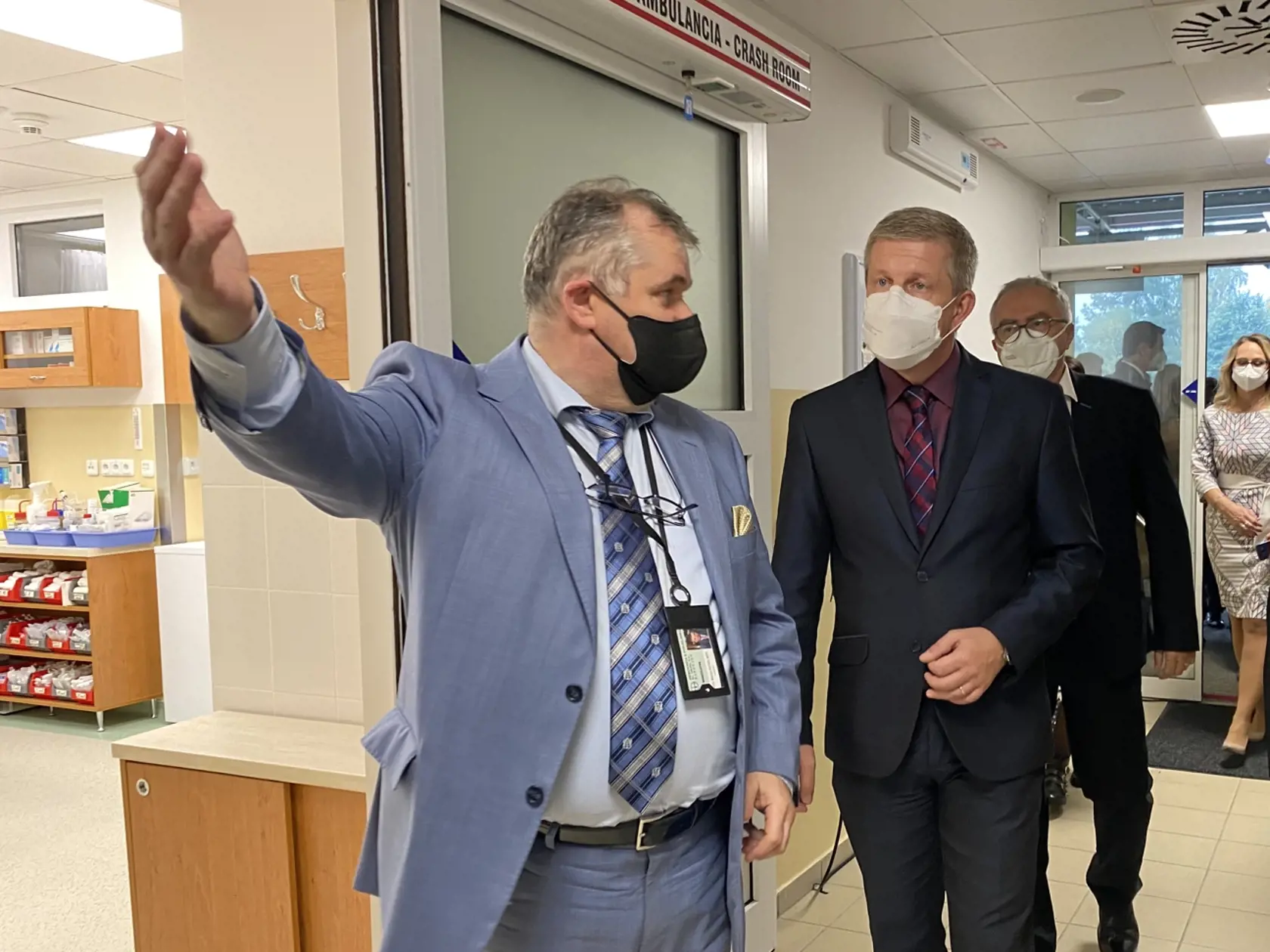 Na snímke zľava riaditeľ Nemocnice s poliklinikou sv. Jakuba v Bardejove Marián Petko, minister zdravotníctva SR Vladimír Lengvarský (nominant OĽANO) a košický rímskokatolícky arcibiskup Bernard Bober počas prehliadky nového traktu urgentnej medicíny v Bardejovskej nemocnici 17. septembra 2021 v Bardejove. FOTO TASR - Maroš Černý