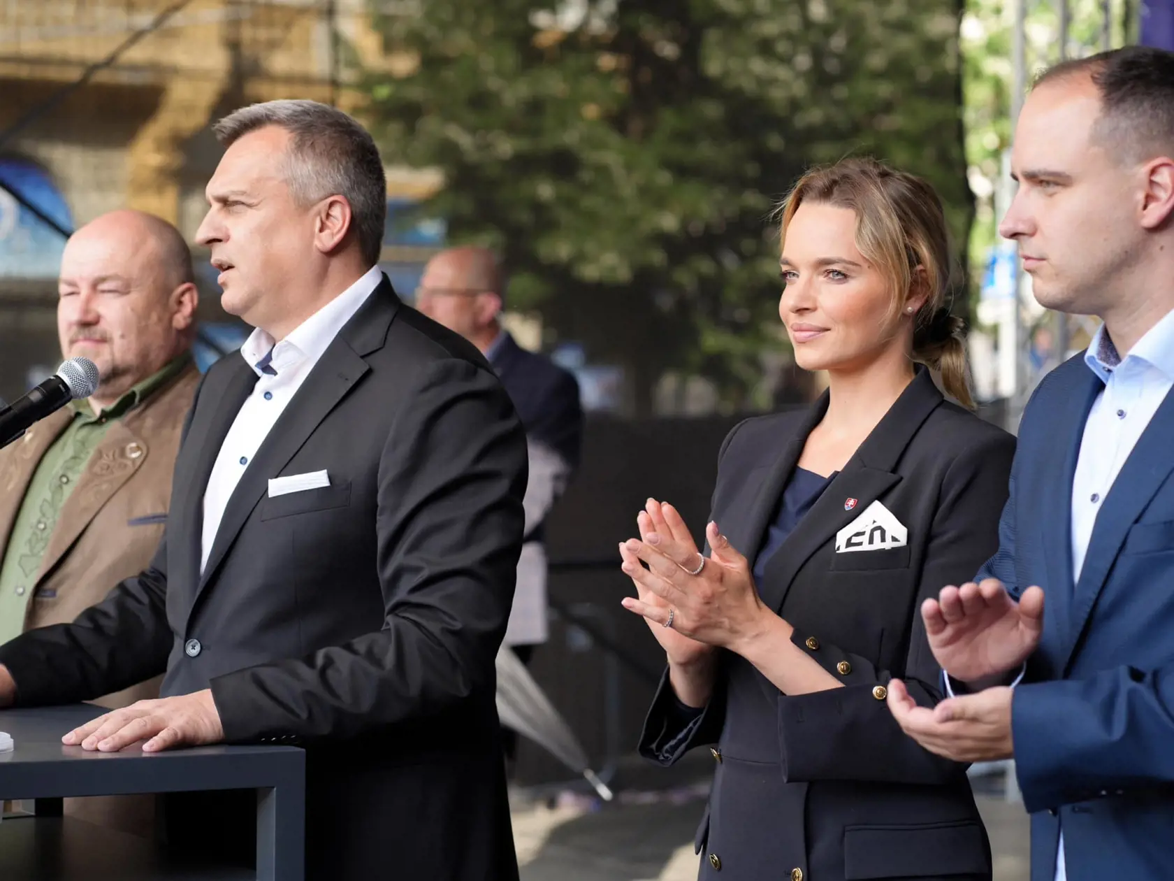 Romana Tabák stála na pódiu spolu s Dankom, Huliakom a Lučanským, okrem predsedu SNS sa však nikto z nich ku slovu nedostal.