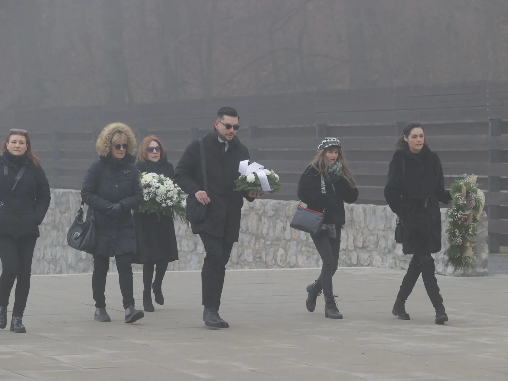 Posledná rozlúčka s Táňou Radevou (†67). Protokolista Jakub Abrahám. 