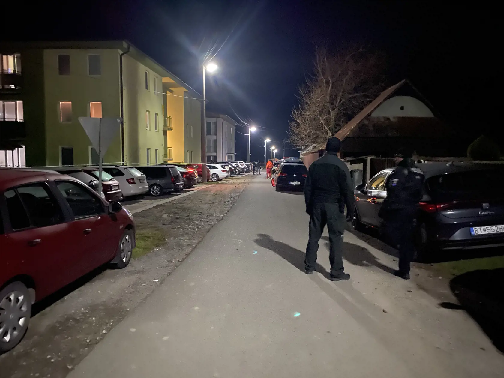 Ulica hrôzy. V Rokytove pri Bardejove, v prvom bytovom dome vľavo na fotografii, na prízemí, policajt zastrelil iba mesačné bábätko a potom zbraň obrátil proti sebe