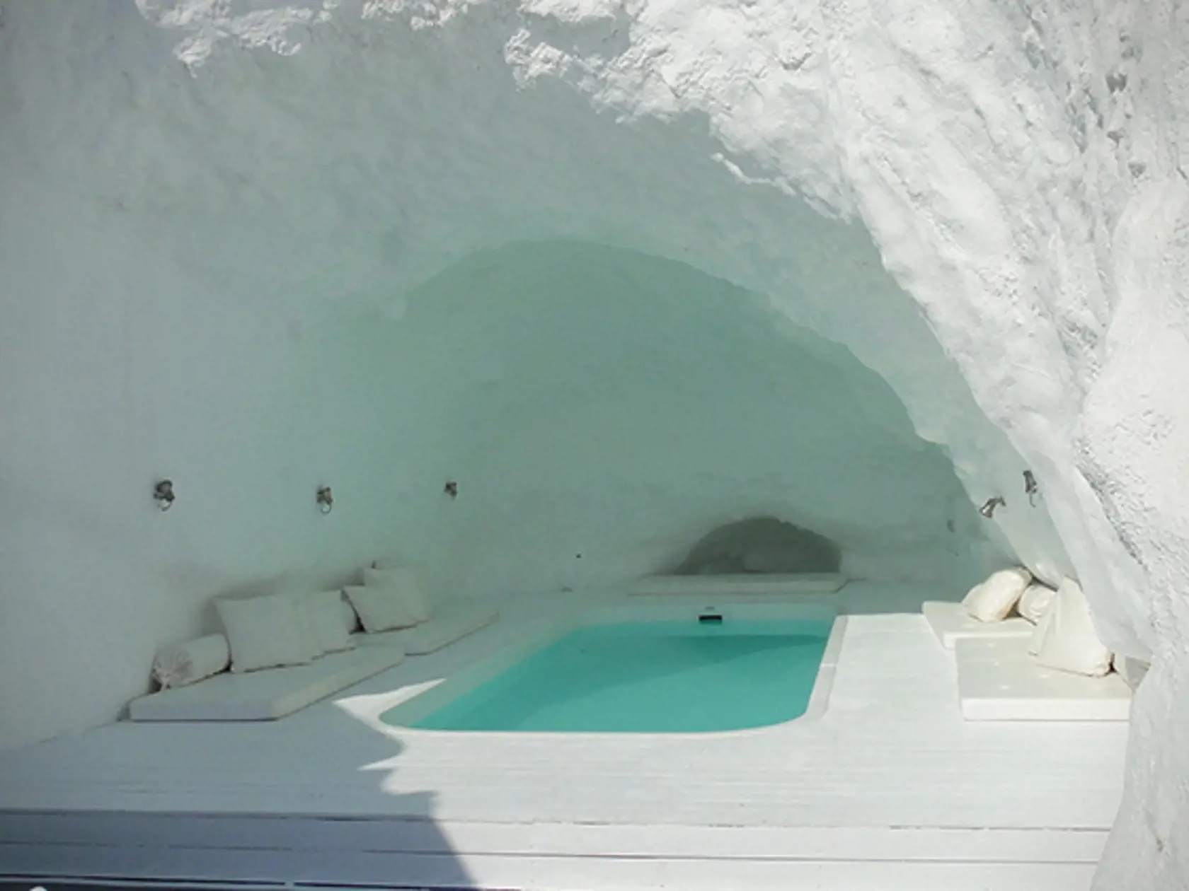 Hotel Katikies na Santorini: Ak by si počasie zmyslelo znepríjemniť vám dovolenku, okúpať by ste sa mohli v bazénoch v jaskyniach.