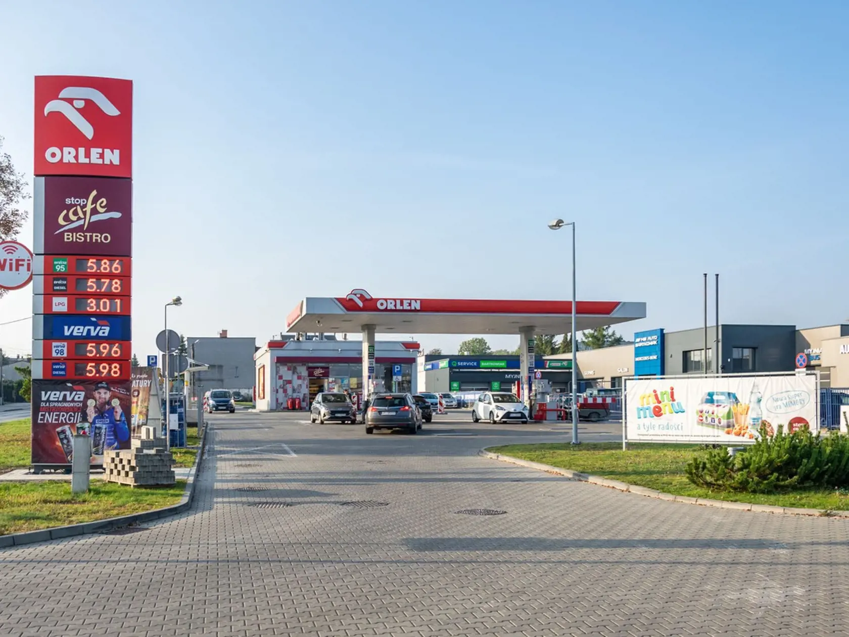 Spoločnosť Orlen, ktorú kontroluje najväčšia ropno-plynárenská skupina v Poľsku PKN Orlen, podpísala kontrakty na nákup čerpacích staníc v Maďarsku a na Slovensku.