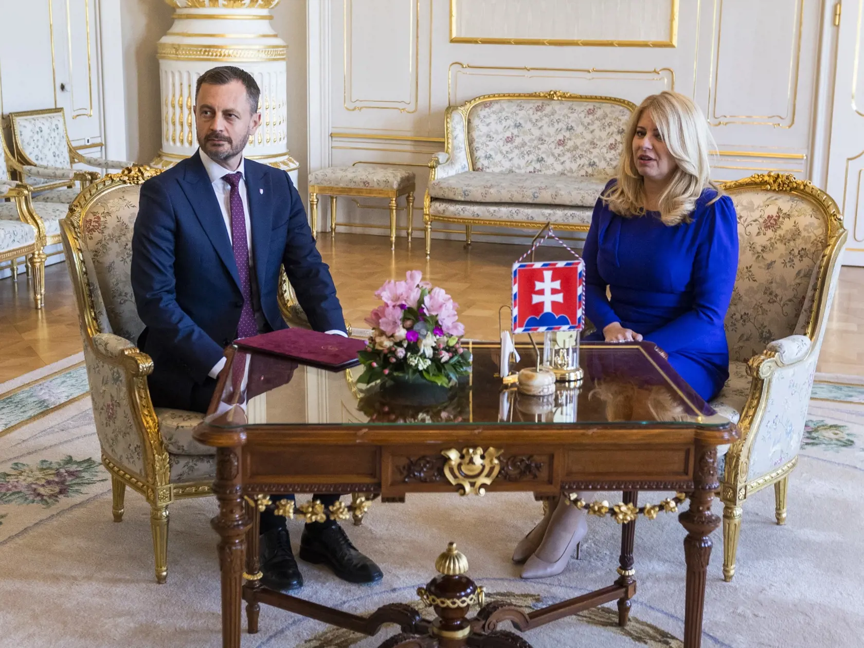 Na snímke prezidentka Zuzana Čaputová  a dočasne poverený predseda vlády SR Eduard Heger pózujú počas stretnutia k aktuálnej politickej situácii v Prezidentskom paláci v Bratislave 7. mája 2023. Dočasný premiér Eduard Heger ešte v nedeľu predpoludním informoval o tom, že požiadal prezidentku Čaputovú o zbavenie poverenia viesť vládu. Rozhodol sa tak po tom, ako koncom týždňa ohlásili odchod z vlády ministri Samuel Vlčan a Rastislav Káčer. FOTO TASR - Jaroslav Novák