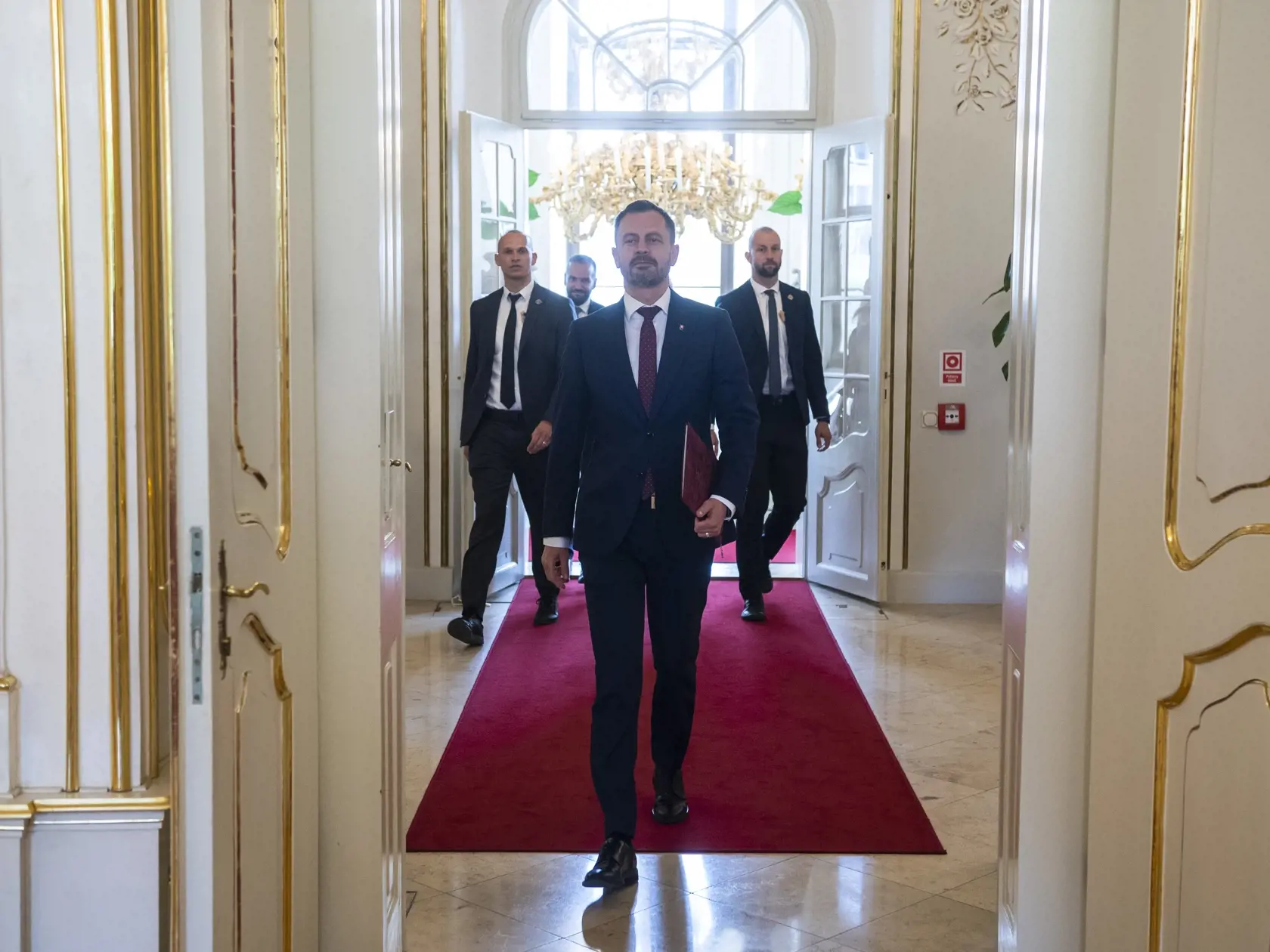 Na snímke dočasne poverený predseda vlády SR Eduard Heger prichádza na stretnutie s prezidentkou SR Zuzanou Čaputovou k aktuálnej politickej situácii v Prezidentskom paláci v Bratislave 7. mája 2023.