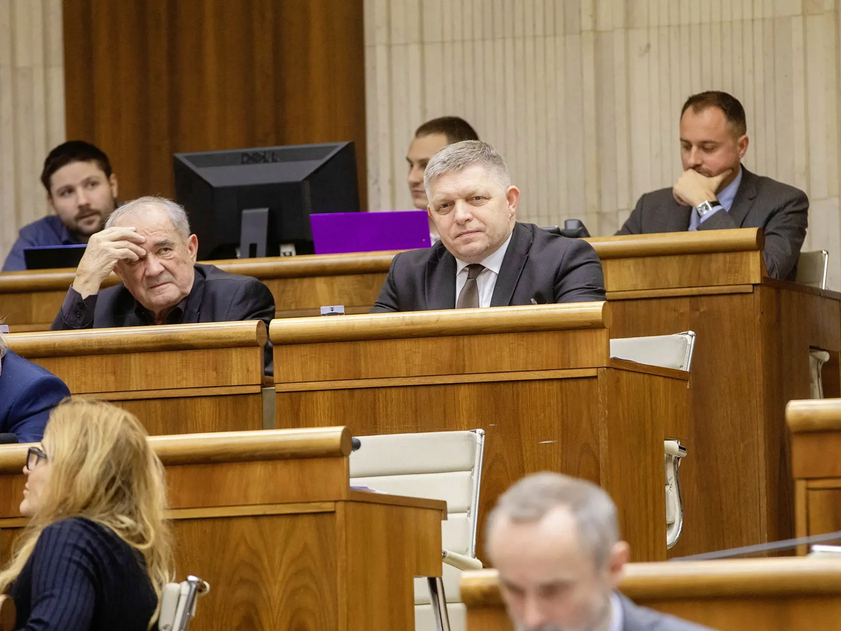 Odmieta tiež podporu úradníckej vlády v hlasovaní o dôvere. Zo strany hlavy štátu by privítal zvolanie okrúhleho stola predsedov politických strán. „Prezidentka v tomto procese úplne ignoruje výsledky parlamentných volieb z roku 2020. Nie je možné, aby v štvrtom roku vládnutia prezidentka vôbec nekomunikovala s politickými stranami, ktoré sú zastúpené v Národnej rade," komentoval Fico.
