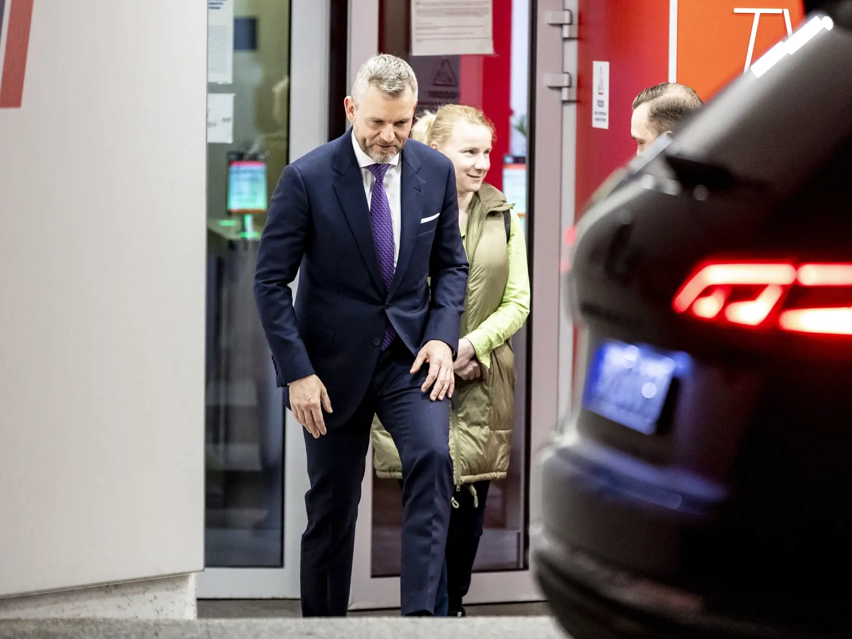 Odchod Eduarda Hegera a Petra Pellegriniho z natáčanie diskusnej relácie “Na hrane”. 