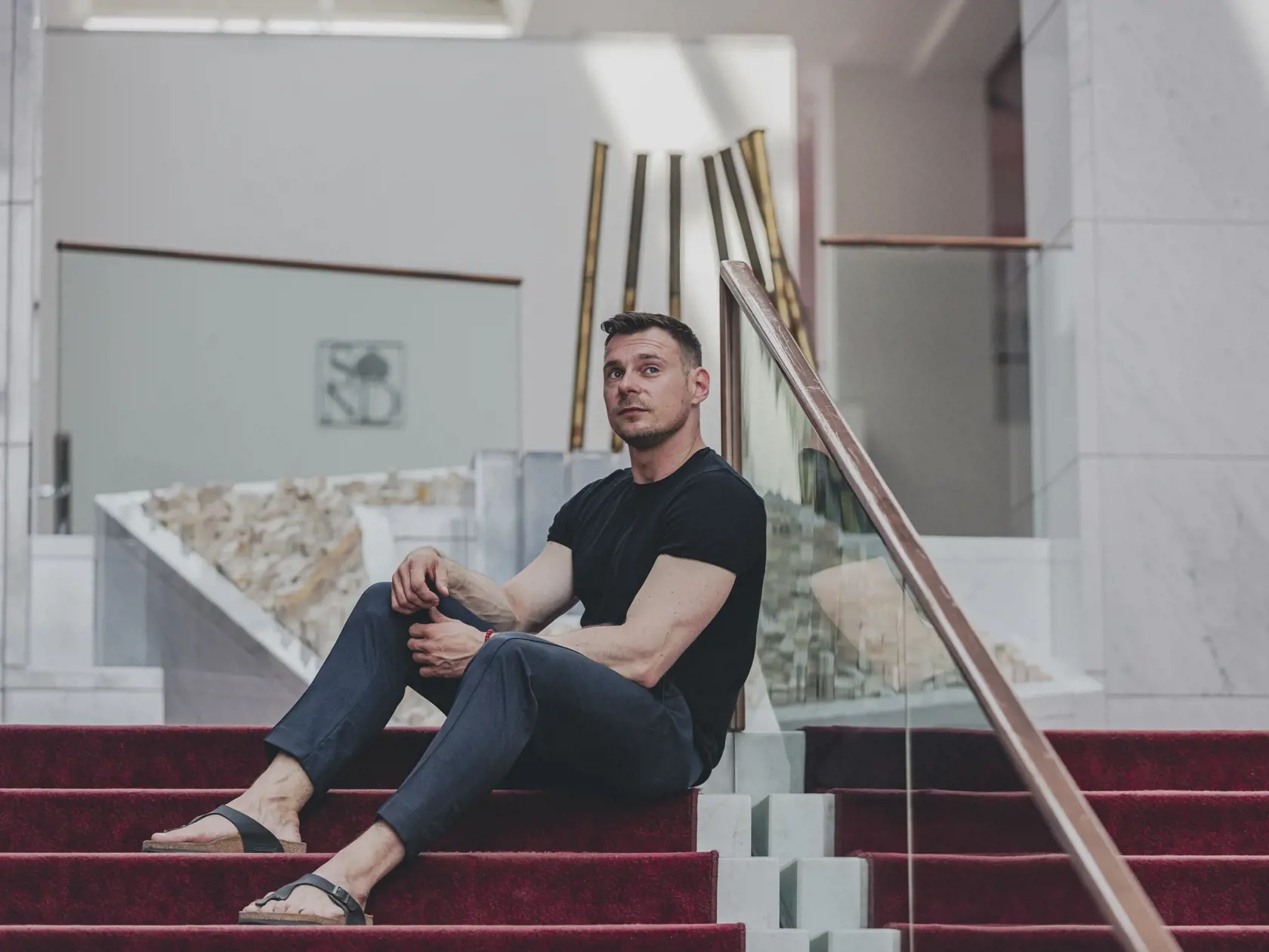 Na snímke Július Barczi, slovenský historik a teoretik umenia a súdny znalec v odbore umelecké diela. Pracuje v Aukčnej spoločnosti SOGA v Bratislave ako vedecký garant diel starých majstrov a maďarského umenia. Profesionálne sa venuje umeniu 19. storočia, otázke modernizmu v strednej Európe, dejinám zberateľstva a zberateľským aktivitám uhorskej šľachty, jej reprezentácii a identite. Venuje sa zbierkam a sídlam rodu Andrássy, životu a dielu Alžbety Güntherovej Mayerovej.