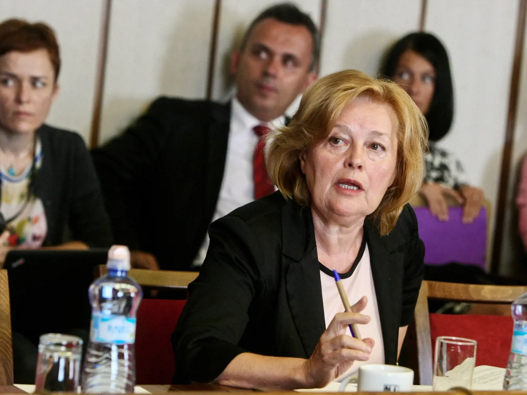 Na snimke poslankyna NRSR Magdalena Vasaryova kladie otazky ohladom predaja Berniniho busty papeza Pavla V. do USA ministrovi kultury Marekovi Madaricovi.