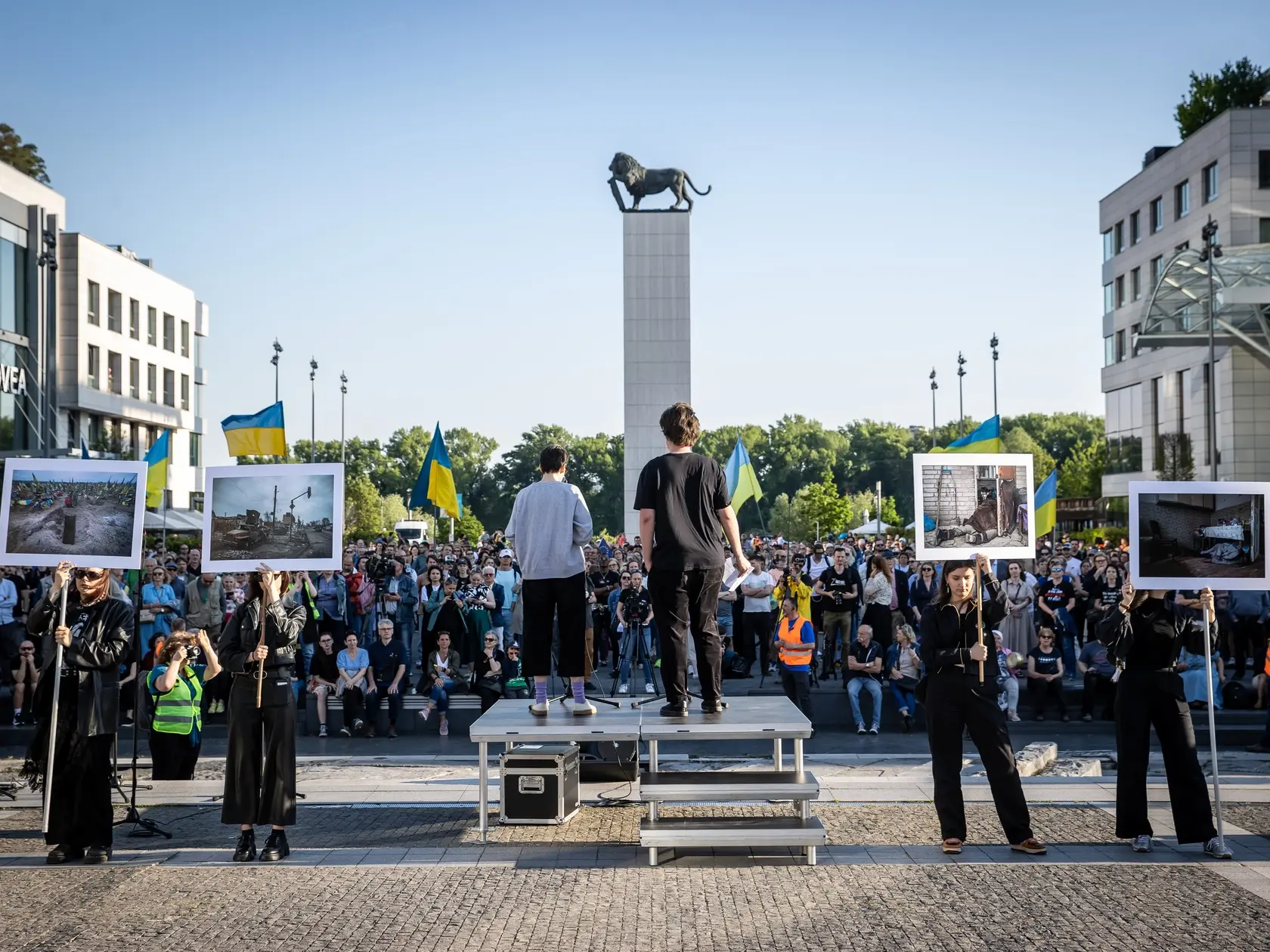 Na snímke protest pred novou budovou Slovenského národného divadla, počas vystúpenia ruskej opernej speváčky Anny Netrebko.