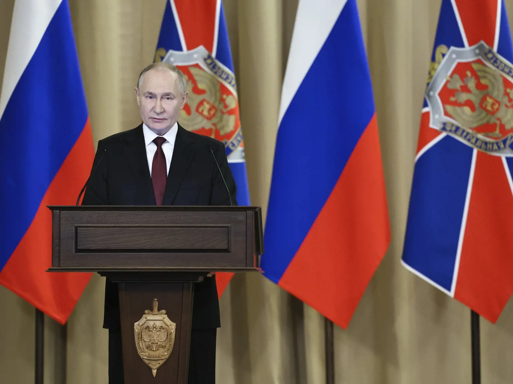 Americký prezident Donald Trump v stredu uviedol, že dúfa v súhlas Kremľa s americkým návrhom na 30-dňové prímerie, ktorý Ukrajina podporila. Putin sa šéfovi Bieleho domu poďakoval za úsilie ukončiť vojnu.