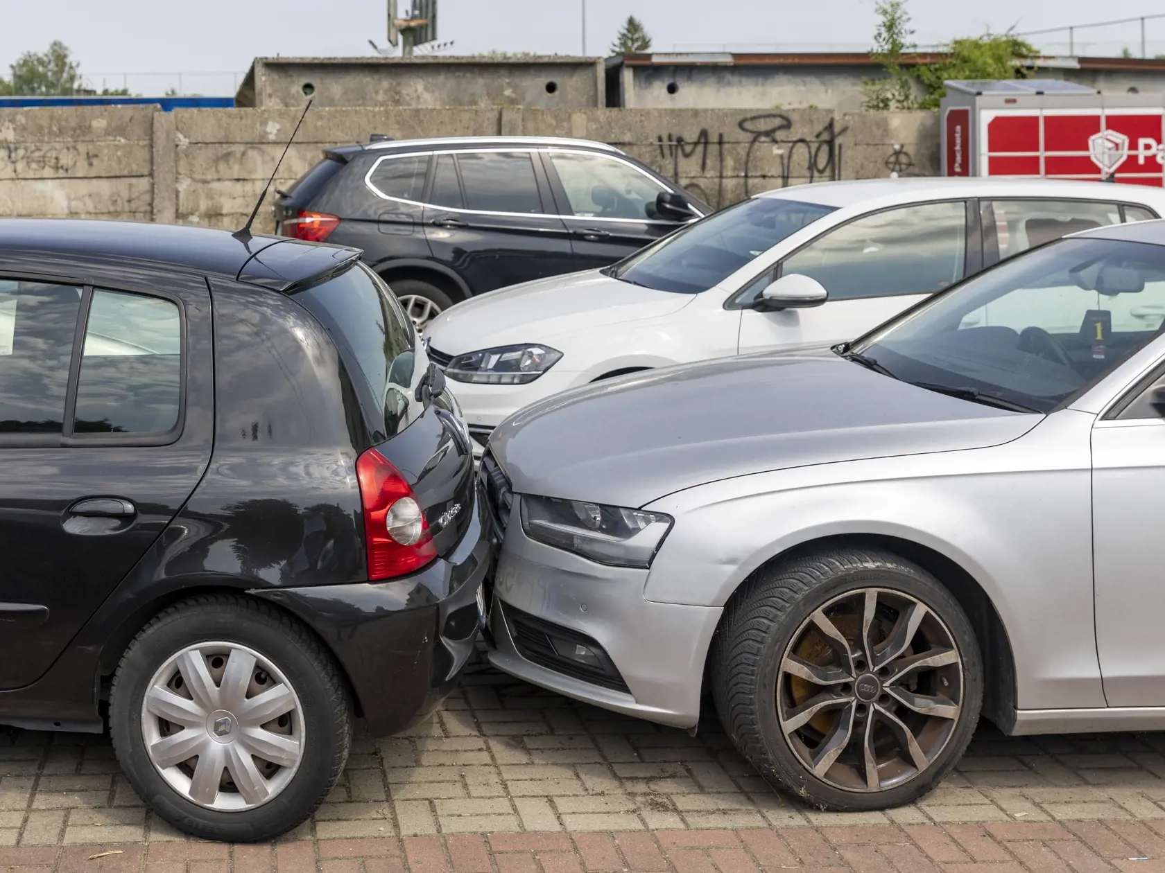 Vajdová počas toho, ako chcela zaparkovať, narazila prednou časťou svojho vozidla Volvo do tam zaparkovaného vozidla zn. Renault, ktoré bolo v dôsledku nárazu odrazené do za ním stojaceho vozidla zn. AUDI.