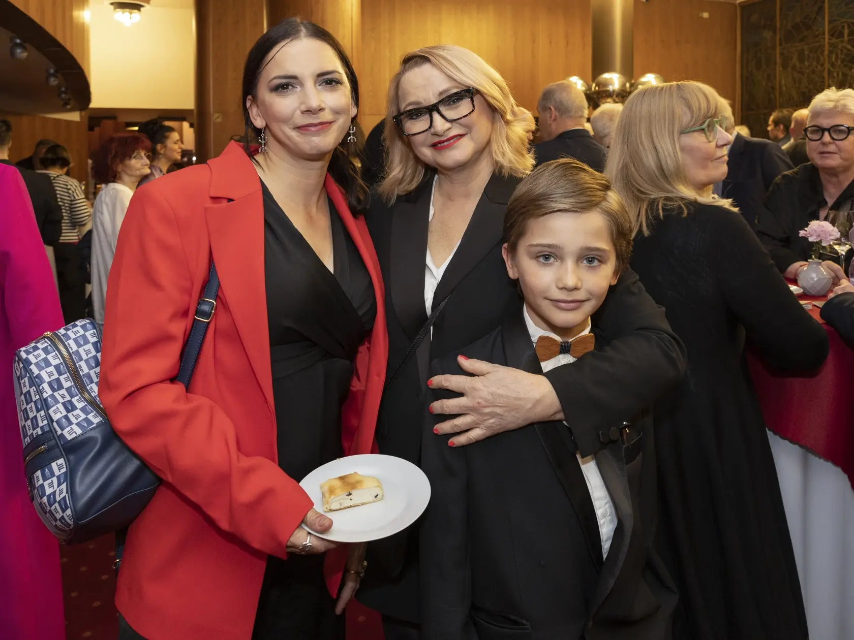 Je dôležité mať Filipa - premiéra divadelnej hry bratislavského divadla Aréna na hosťujúcej scéne DPOH. Na snímke je Anna Šišková s dcérou Dorotou Nvotovou a vnukom Filipom Nvotom..