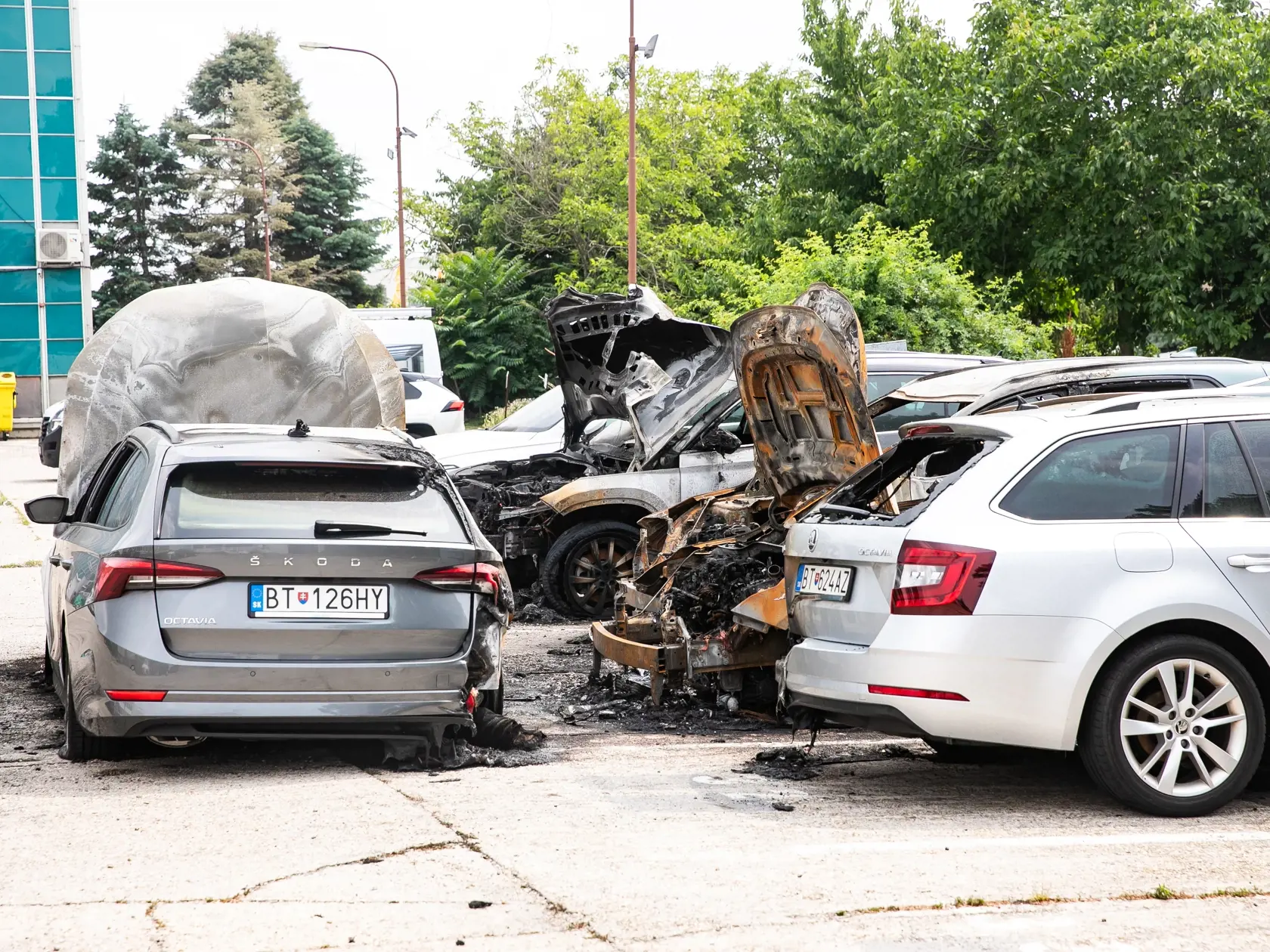 Tragický incident na gymnáziu a podpálené autá na Pestovateľskéj ulici.