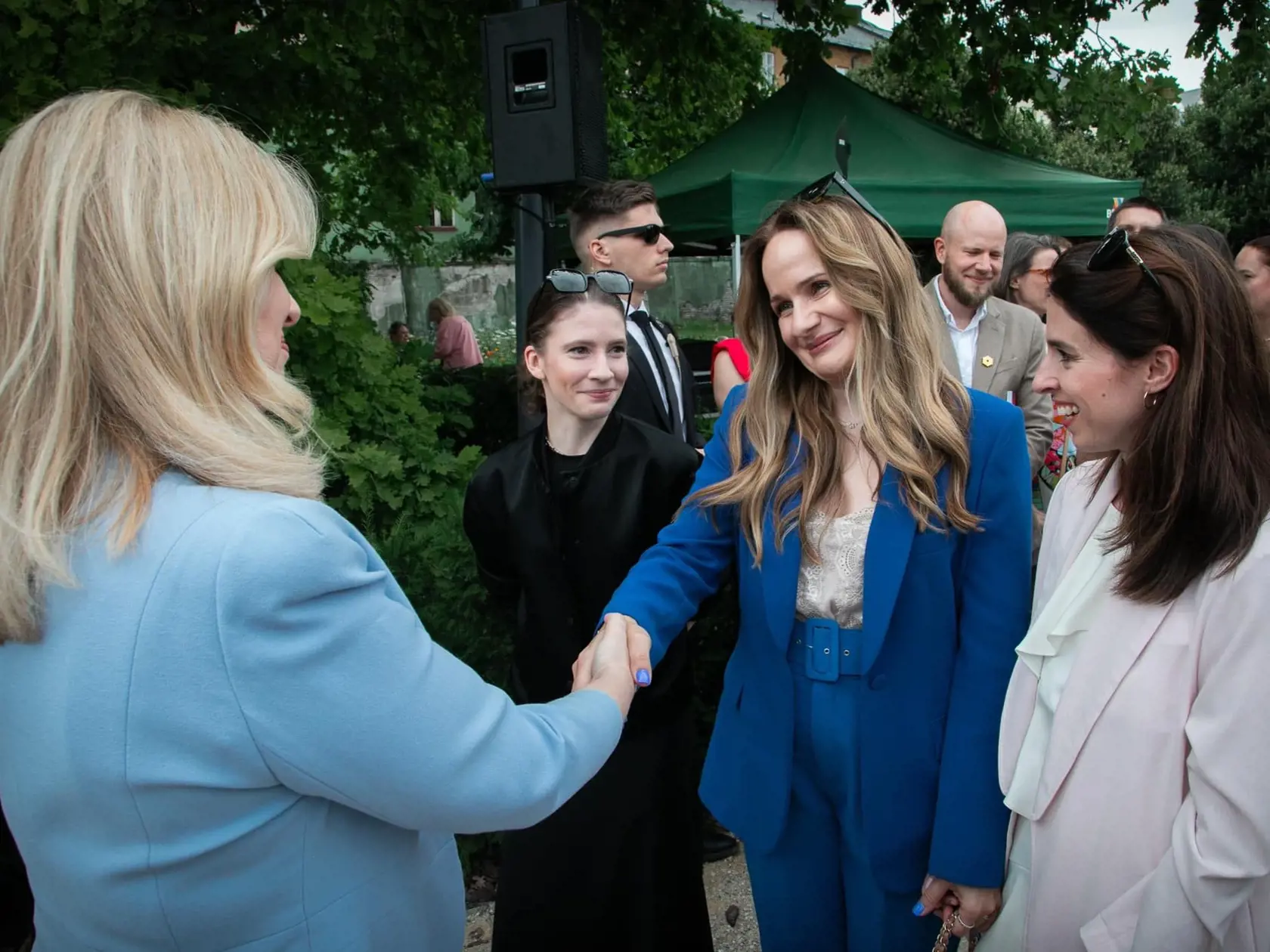V rozkvitnutej záhrade Prezidentského paláca sa Zuzana Čaputová rozlúčila verejne s funkciou prezidentky.