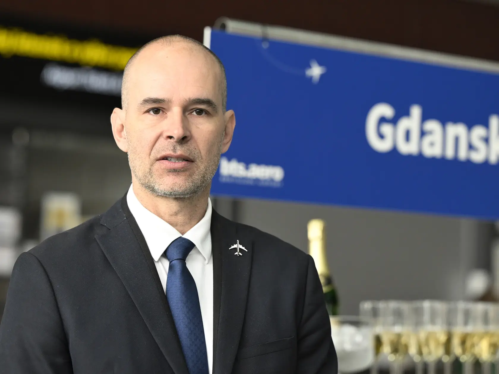 Na snímke generálny riaditeľ a predseda predstavenstva Letiska M. R. Štefánika Dušan Novota počas brífingu k obnoveniu spojenia Bratislavy s Poľskom po siedmich rokoch a privítanie prvých cestujúcich do Gdanska 1. apríla 2025 v Bratislave. FOTO TASR - Pavel Neubauer
