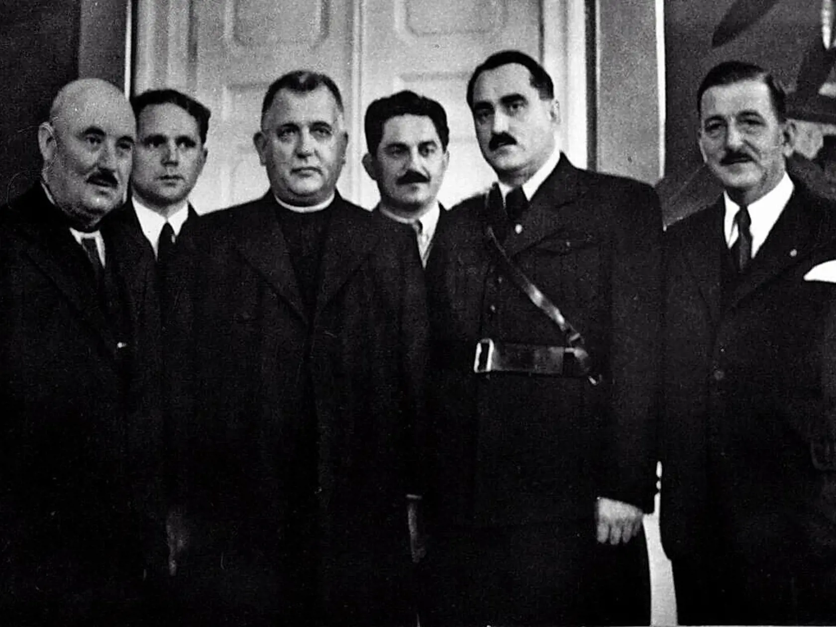 AUTONÓMNA VLÁDA: Na jej čele stál Jozef Tiso, tretí zľava, vedľa neho vpravo veliteľ Hlinkovej gardy Karol Sidor a medzi nimi vzadu ľudácky politik Ferdinand Ďurčanský.
