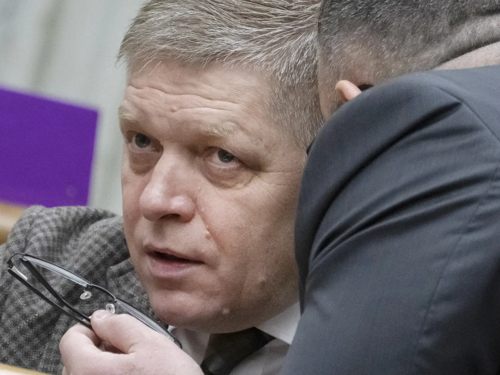 Na snímke poslanec NR SR Robert Fico (Smer-SD) po neúspešnom hlasovaní o uznášaniaschopnosti parlamentu SR k otvoreniu 87. mimoriadnej schôdze Národnej rady SR o dodaní slovenských stíhačiek Mig-29 na Ukrajinu a skoršom termíne predčasných volieb v Bratislave 28. februára 2023. Poslanci Národnej rady (NR) SR neboli v utorok ráno uznášaniaschopní. Predseda parlamentu Boris Kollár (Sme rodina) preto vyhlásil hodinovú prestávku. Následne sa parlament opäť pokúsi otvoriť mimoriadnu schôdzu k skoršie
