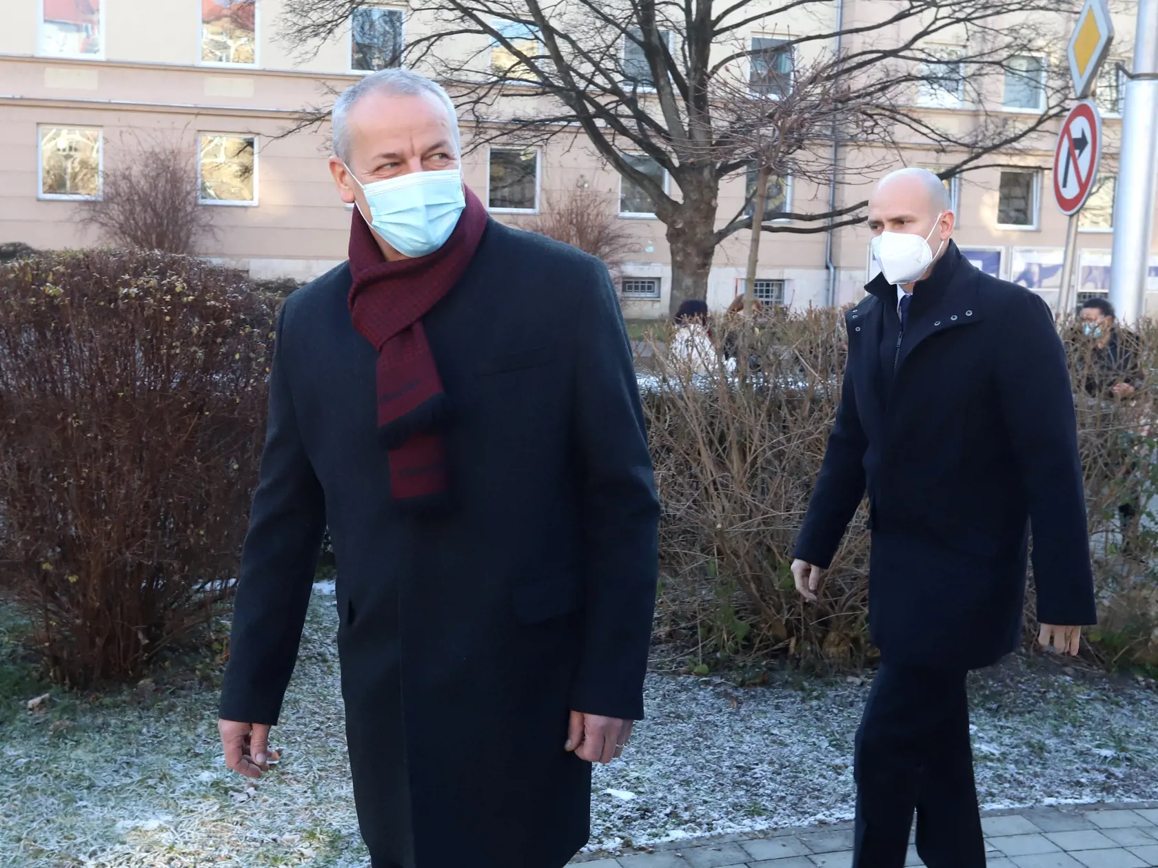 Na snímke zľava primátor mesta Banská Bystrica Ján Nosko a prednosta OÚ Banská Bystrica Martin Dolinaj počas mediálneho brífingu o aktuálnej situácii súvisiacej so šírením pandémie koronavírusu v banskobystrickom okrese v Banskej Bystrici 11. januára 2021. FOTO TASR - Ján Krošlák
  

