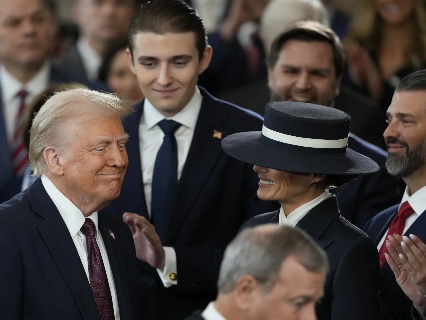 JB 23 Washington - Americký prezident Donald Trump (vľavo) sa usmieva vedľa svojej manželky a prvej dámy USA Melanie Trumpovej po tom, ako zložil prísahu do rúk predsedu Najvyššieho súdu USA Johna Robertsa počas dnešnej inaugurácie 47. prezidenta USA Donalda Trumpa Bidena a 50. viceprezidenta JD Vancea v Rotunde amerického Kapitolu vo Washingtone 20. januára 2025. Republikán Donald Trump v rotunde amerického Kapitolu v pondelok napoludnie miestneho času (18.00 h SEČ) zložil slávnostnú prísahu na svoje druhé funkčné obdobie a stal sa tak 47. prezidentom Spojených štátov amerických. Informuje o tom TASR. FOTO TASR/AP

President Donald Trump smiles at the 60th Presidential Inauguration in the Rotunda of the U.S. Capitol in Washington, Monday, Jan. 20, 2025. (AP Photo/Julia Demaree Nikhinson, Pool)
