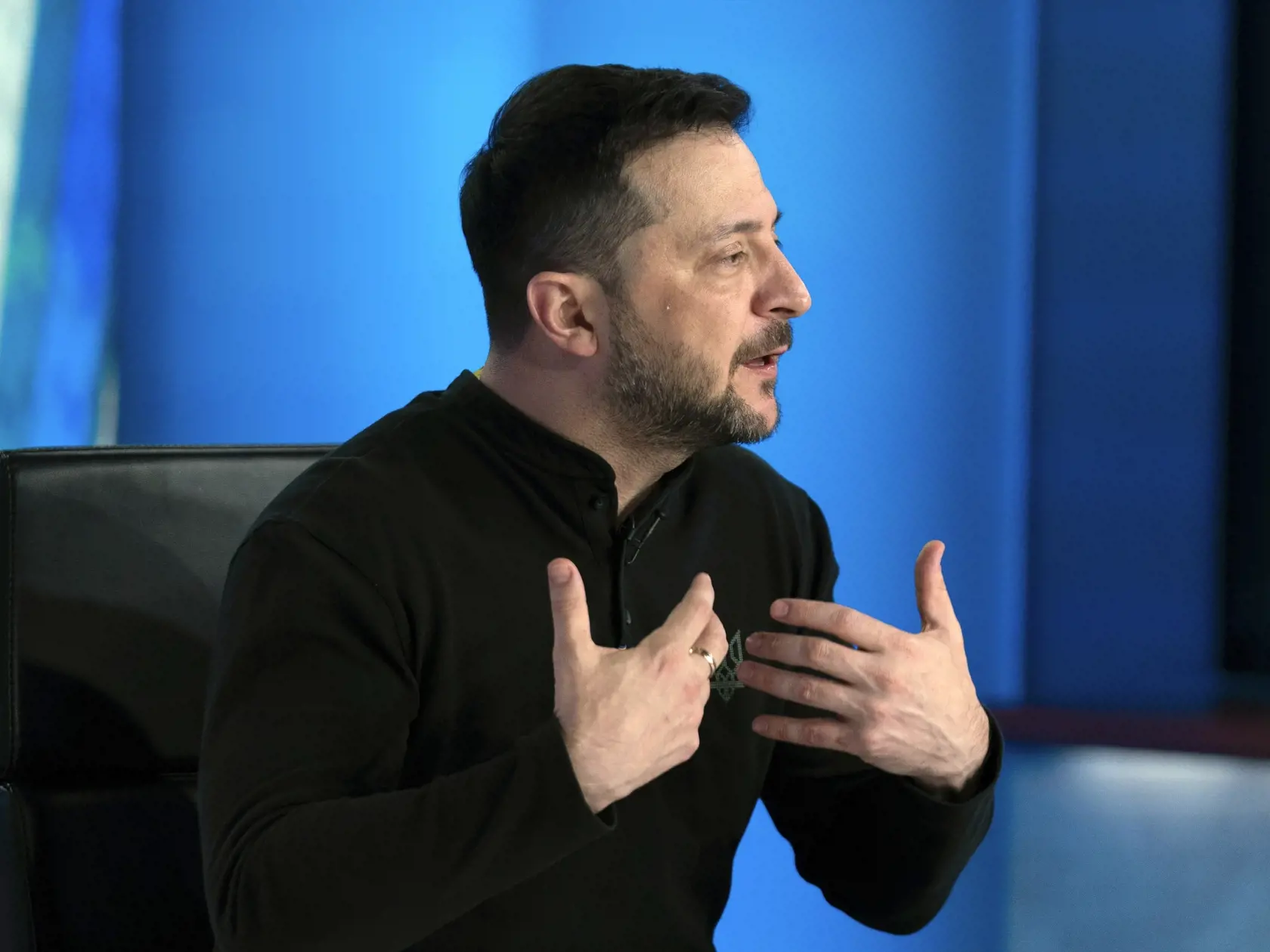 Na snímke ukrajinský prezident Volodymyr Zelenskyj reční počas rozhovoru s moderátorom televíznej stanice Fox News Bretom Baierom vo Washingtone 28. februára 2025. Nemecký prezident Frank-Walter Steinmeier v sobotu 1. marca 2025 ostro kritizoval amerického prezidenta Donalda Trumpa. Piatková výmena názorov medzi Trumpom a ukrajinským prezidentom Volodymyrom Zelenským Steinmeierovi podľa vlastných slov "vyrazila dych".