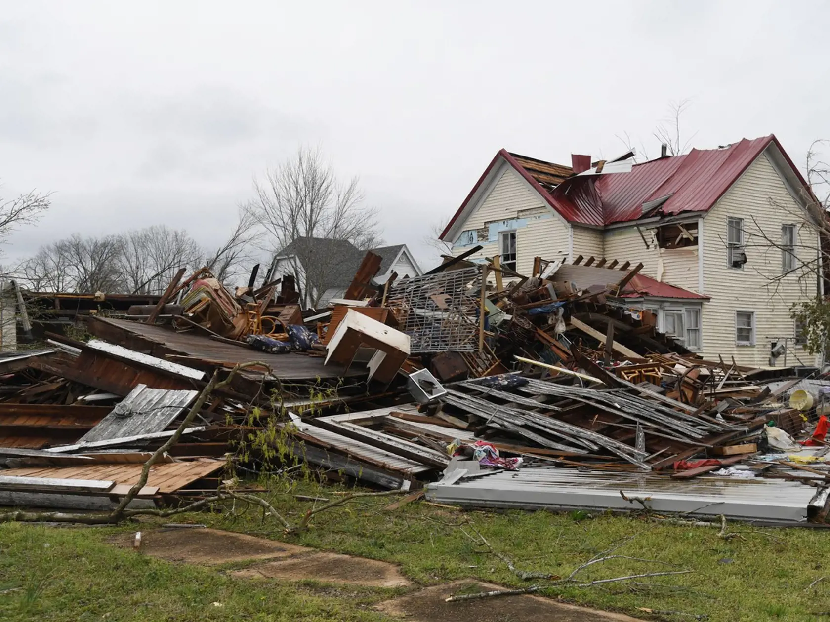 Tornádo  v štáte Missouri, zanechalo za sebou popadané stromy, zničené domy i obete. (archív)
