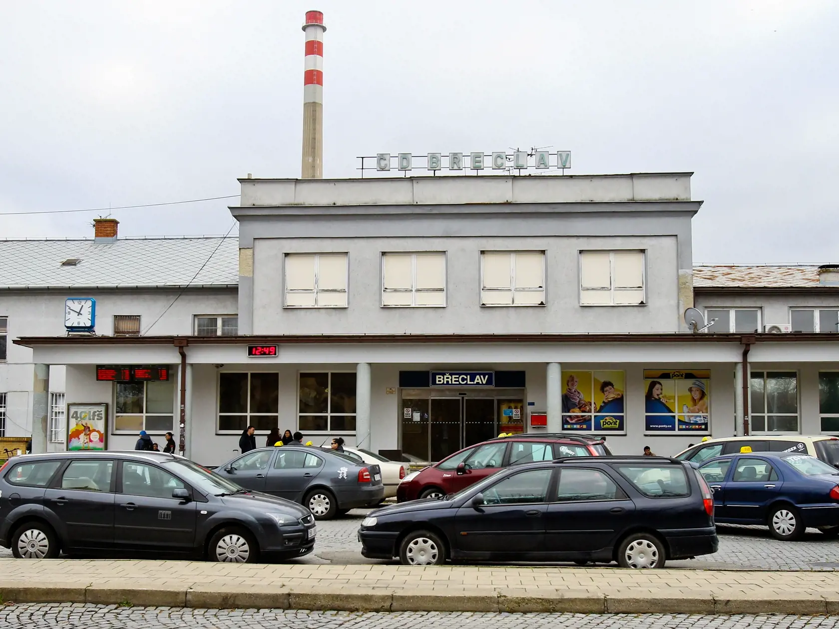 Na železničnej stanici v Břeclavi momentálne väčšina vlakov RegioJetu končí. Doprau do Bratislavy zabezpečujú autobusy.