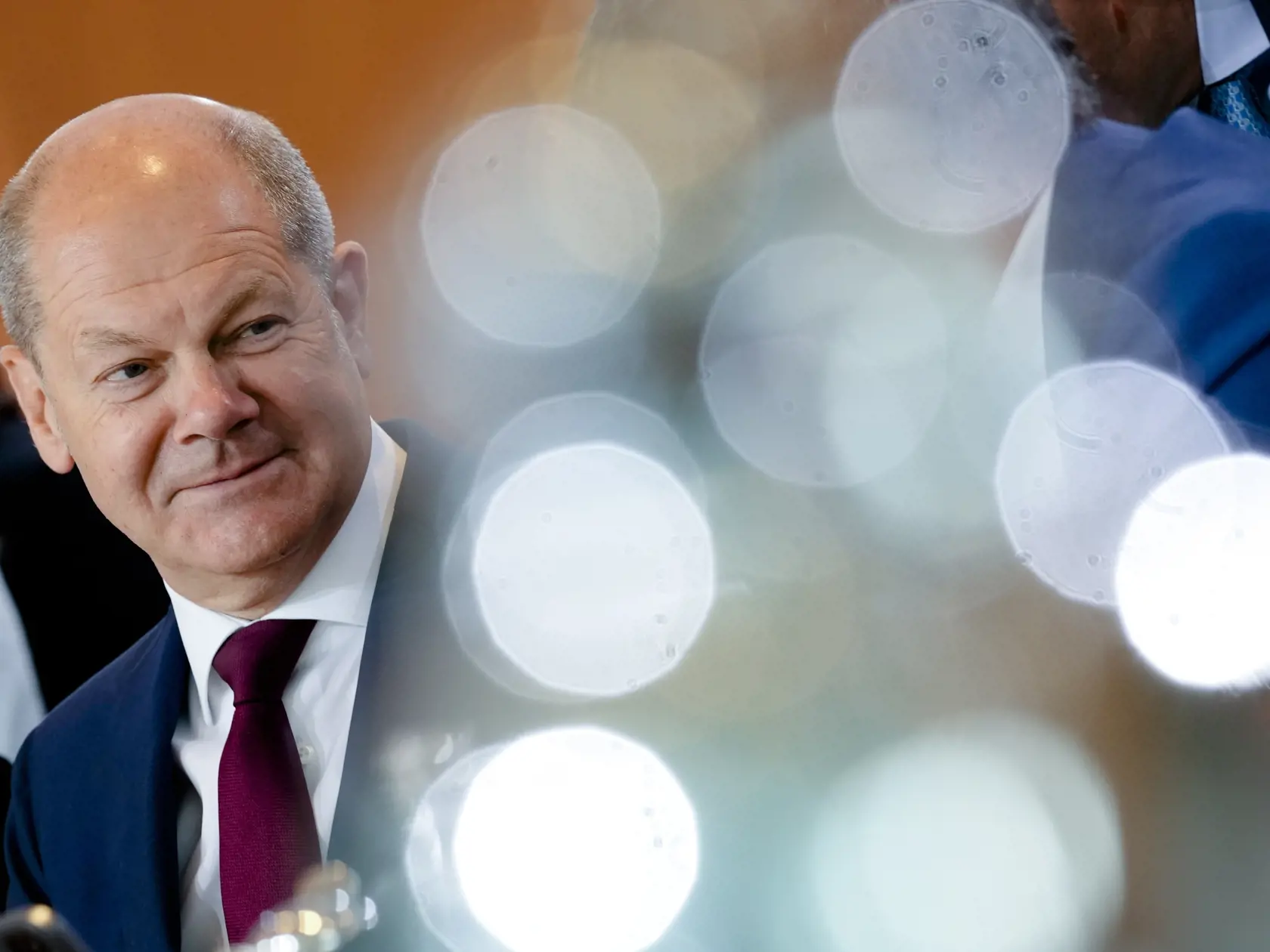 Podľa plánu, ktorý predstavil Scholz dostanú od Nemecka zbrane východoeurópske krajiny, ktoré Ukrajine poslali svoje zbrane pochádzajúce ešte zo sovietskych čias. Plán je založený na predpoklade, že ukrajinským vojakom sa lepšie pracuje s vybavením pochádzajúcim zo sovietskych čias, na ktoré sú zvyknutí, než s modernými západnými zbraňami.