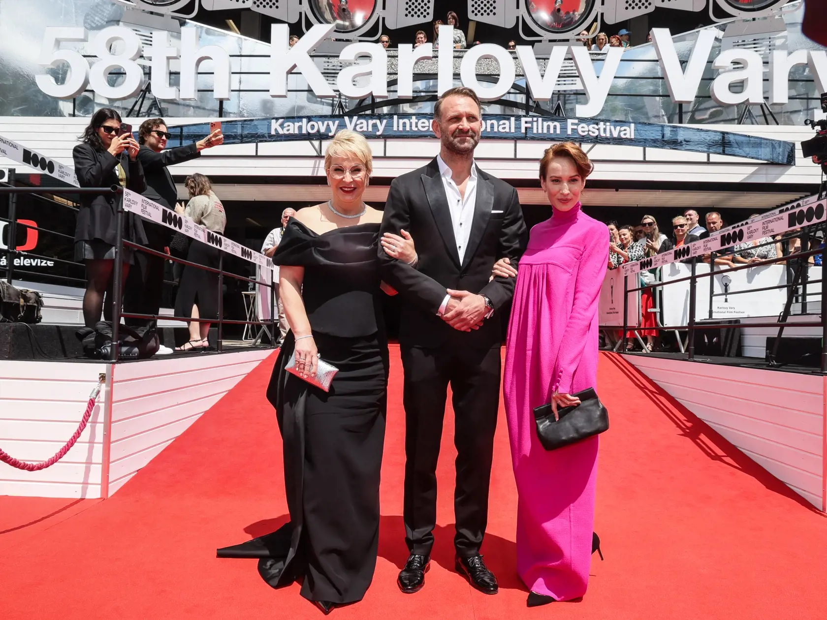 Film Vlna tvorcovia prvýkrát predstavili na festivale v Karlovych Varoch. V Hliavných úlohách hviezdila Táňa Pauhofová a Tomáš Maštalír. Režisérom je Jiří Mádl.
