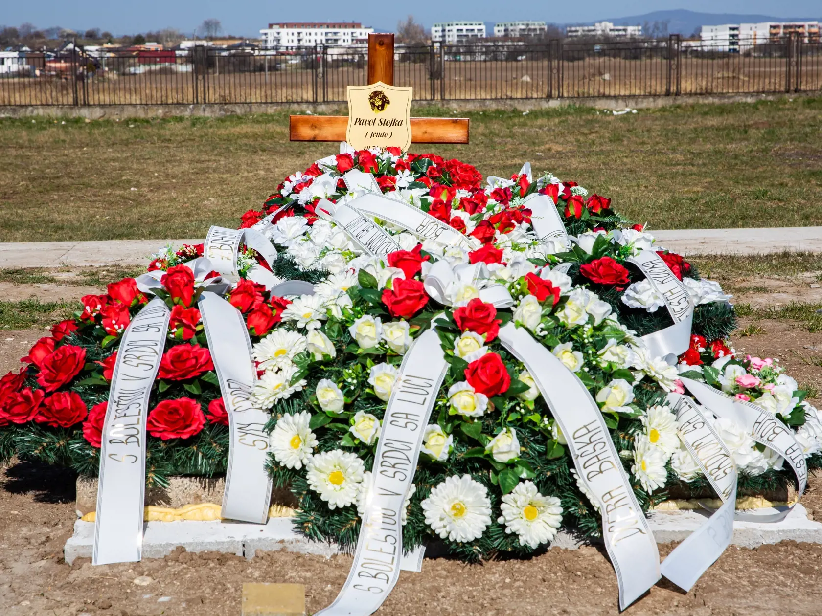 Rómovia hrob Jendu nenavštívia šesť týždňov, taký zvyk panuje v etniku.