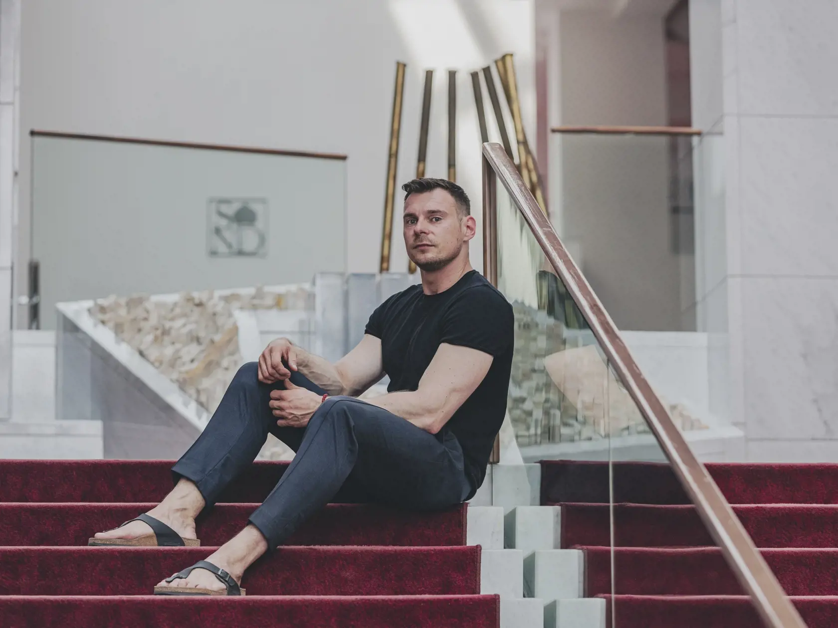 Na snímke Július Barczi, slovenský historik a teoretik umenia a súdny znalec v odbore umelecké diela. Pracuje v Aukčnej spoločnosti SOGA v Bratislave ako vedecký garant diel starých majstrov a maďarského umenia. Profesionálne sa venuje umeniu 19. storočia, otázke modernizmu v strednej Európe, dejinám zberateľstva a zberateľským aktivitám uhorskej šľachty, jej reprezentácii a identite. Venuje sa zbierkam a sídlam rodu Andrássy, životu a dielu Alžbety Güntherovej Mayerovej.