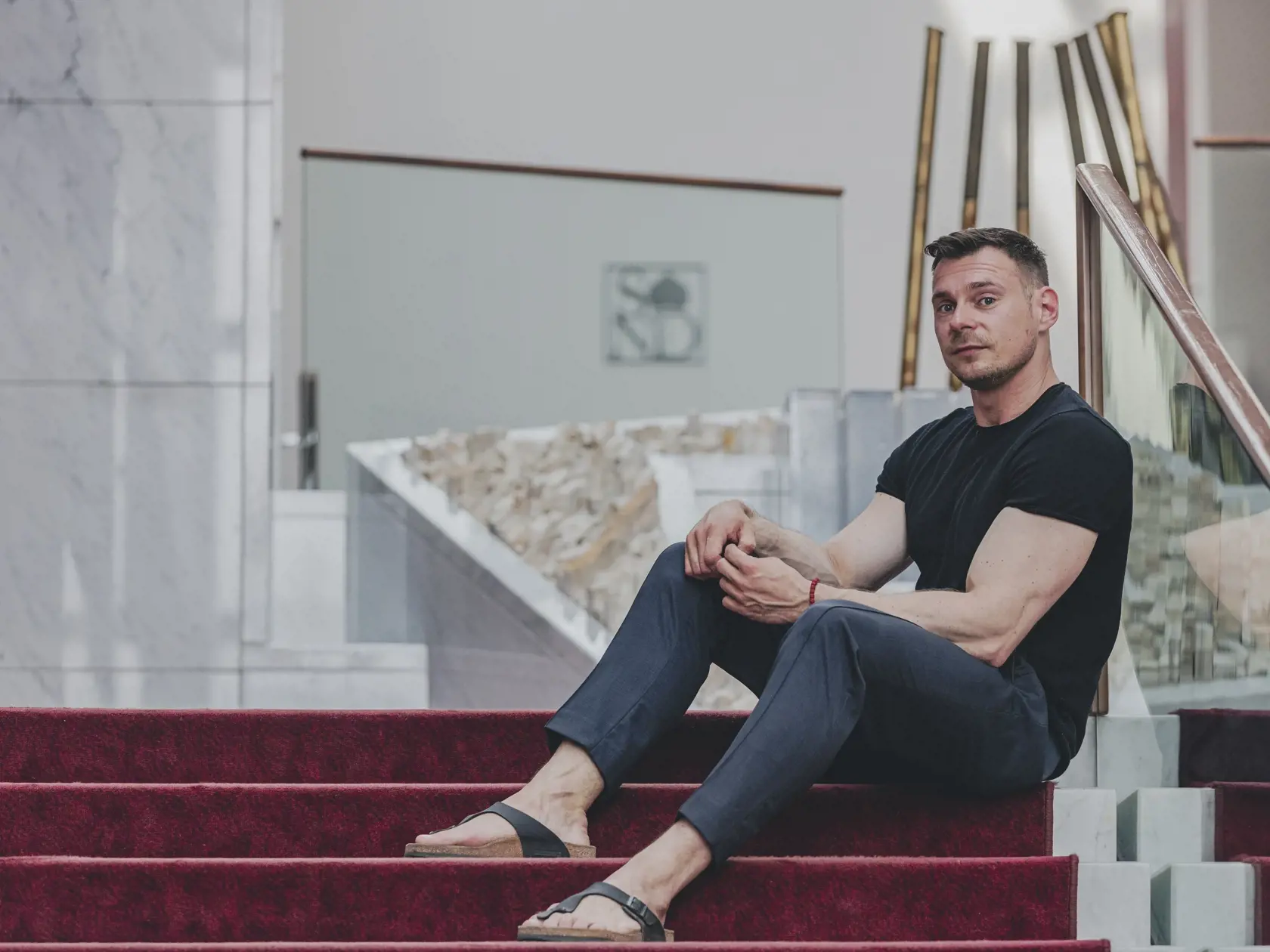 Na snímke Július Barczi, slovenský historik a teoretik umenia a súdny znalec v odbore umelecké diela. Pracuje v Aukčnej spoločnosti SOGA v Bratislave ako vedecký garant diel starých majstrov a maďarského umenia. Profesionálne sa venuje umeniu 19. storočia, otázke modernizmu v strednej Európe, dejinám zberateľstva a zberateľským aktivitám uhorskej šľachty, jej reprezentácii a identite. Venuje sa zbierkam a sídlam rodu Andrássy, životu a dielu Alžbety Güntherovej Mayerovej.