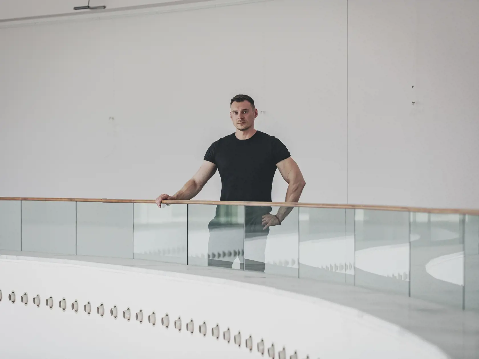 Na snímke Július Barczi, slovenský historik a teoretik umenia a súdny znalec v odbore umelecké diela. Pracuje v Aukčnej spoločnosti SOGA v Bratislave ako vedecký garant diel starých majstrov a maďarského umenia. Profesionálne sa venuje umeniu 19. storočia, otázke modernizmu v strednej Európe, dejinám zberateľstva a zberateľským aktivitám uhorskej šľachty, jej reprezentácii a identite. Venuje sa zbierkam a sídlam rodu Andrássy, životu a dielu Alžbety Güntherovej Mayerovej.