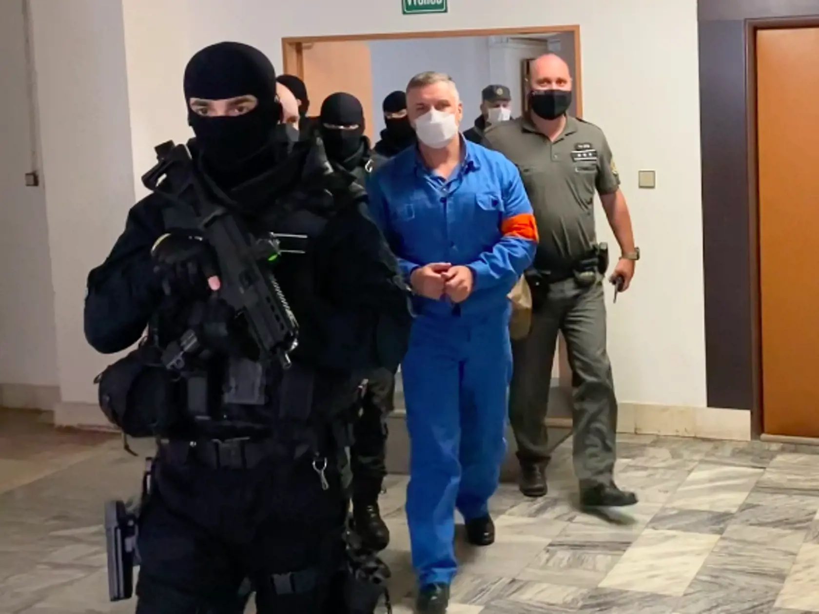 Mikuláša Černáka priviezli na prešovský okresný súd v putách. Na rozdiel od neho mal jeho bývalý poskok Slavomír Surový aj takzvaného medveďa, putá aj na nohách.