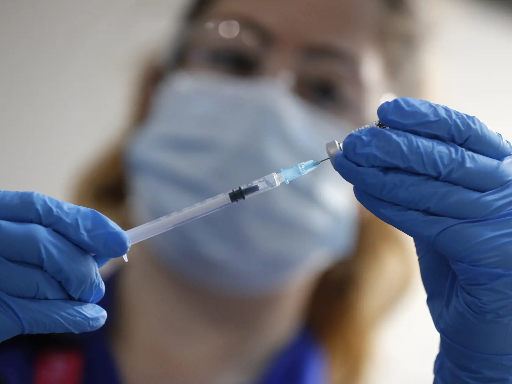 Naďalej platí, že vakcíny predávané od neregistrovaných farmaceutických firiem môžu dokonca škodiť zdraviu a nemajú žiadne oficiálne validované účinky proti COVID-19. Je preto nanajvýš dôležité overiť si informácie, ktoré sa k vám dostávajú a vždy konať obozretne, ak vám niekto ponúka vakcíny proti COVID-19 za úhradu.