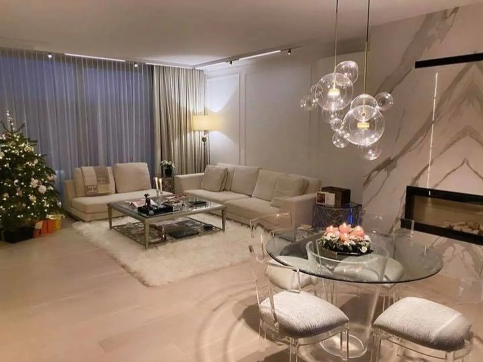 Majk Spirit si s rodinkou žije v okázalom luxuse. Interiér ladil do jemných, svetlých tónov.