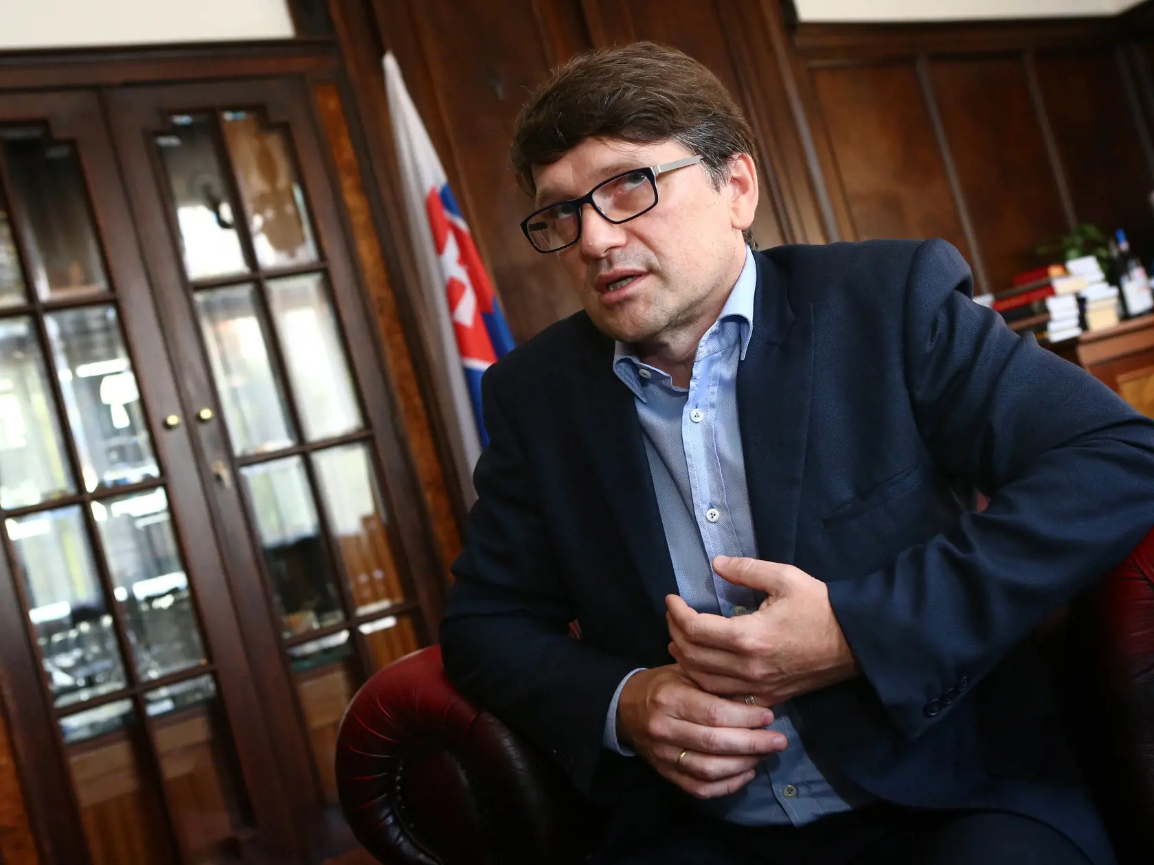 Tiež sme sa ho pýtali na názor ohľadom „kauzy Bernini“, ktorá sa spája s menom Barcziho. „Je to veľmi odborná téma. Z expertného hľadiska možno aj dodnes polemická, vzhľadom na to, aké je ťažké dokázať, že mramorová busta je originál, alebo robená podľa originálu. Z tohto hľadiska jeho ako posudzovateľa nevidím ako niečo diskvalifikačné pre pozíciu ministra kultúry,“ hovorí Maďarič.