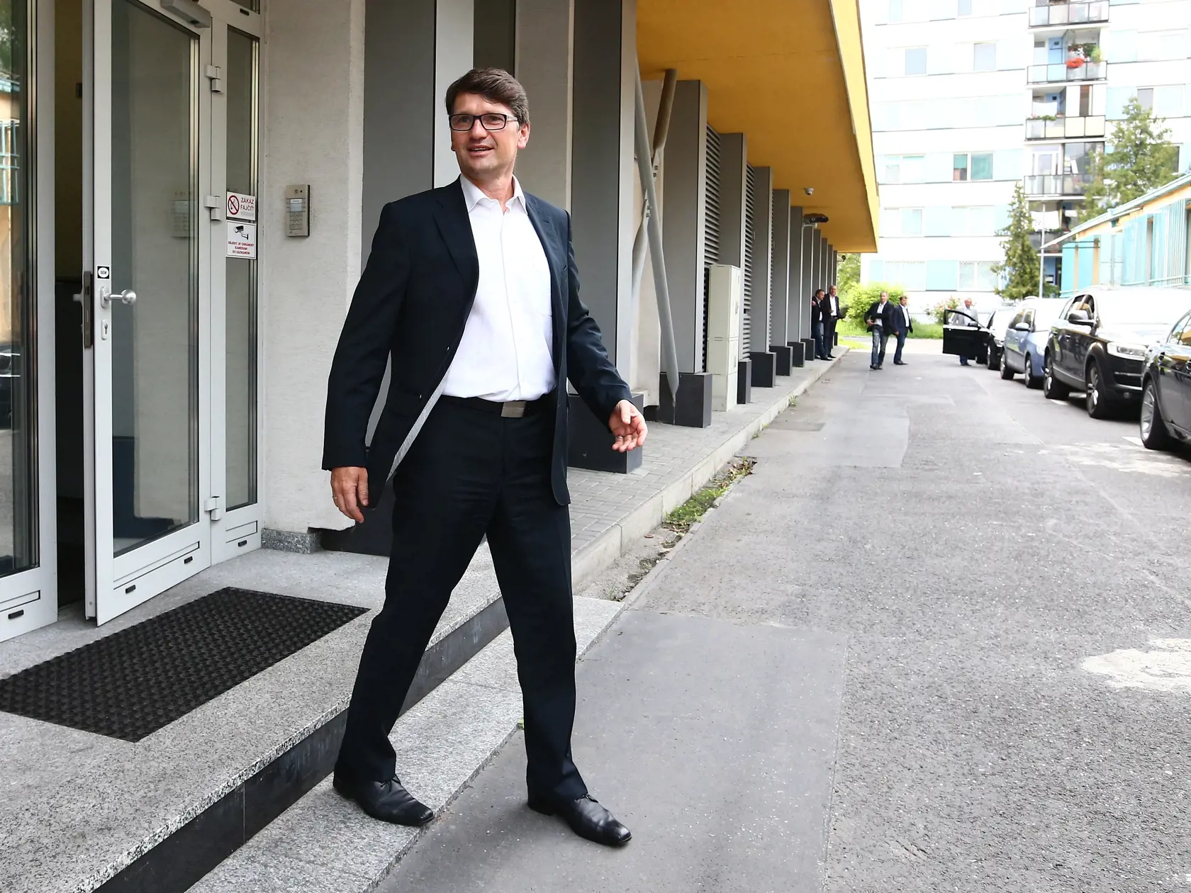 „Boli o tom publikované mnohé články, mnohí renomovaní ľudia v tejto oblasti dodnes si myslia, že sa nedá na 100% dokázať, že to je naozaj originál Berniniho. Toto je vec veľmi odborná a špecifická. Nakoniec, tá busta bola dražená prvý raz aj neúspešne. Všetci tí, ktorí neskôr hovorili, že SOGA a Barczi mali vedieť, že to je originál, tak kde boli, keď si mohli tento originál kúpiť za pár tisíc eur,“ vysvetľoval Maďarič.