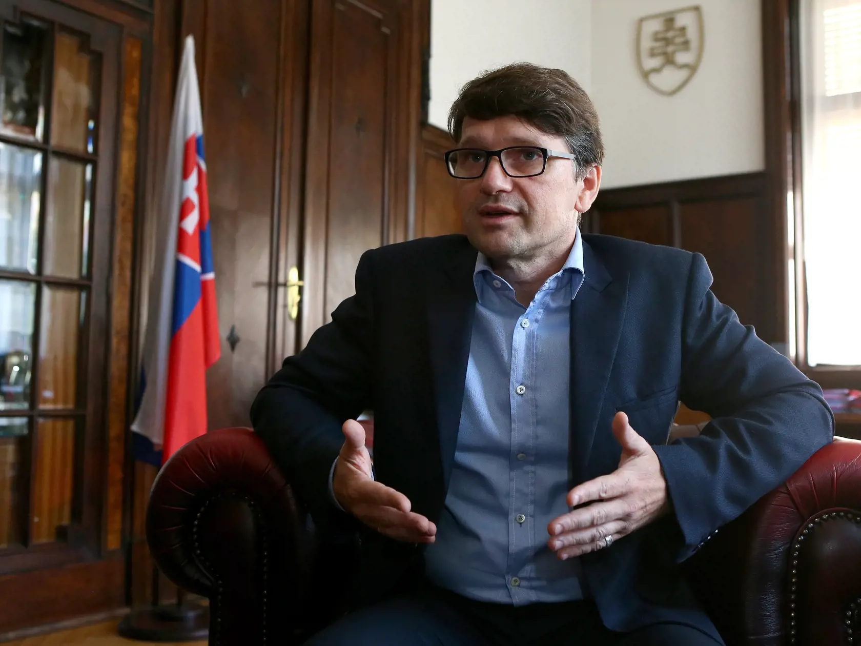 Tiež sme sa ho pýtali na názor ohľadom „kauzy Bernini“, ktorá sa spája s menom Barcziho. „Je to veľmi odborná téma. Z expertného hľadiska možno aj dodnes polemická, vzhľadom na to, aké je ťažké dokázať, že mramorová busta je originál, alebo robená podľa originálu. Z tohto hľadiska jeho ako posudzovateľa nevidím ako niečo diskvalifikačné pre pozíciu ministra kultúry,“ hovorí Maďarič.
