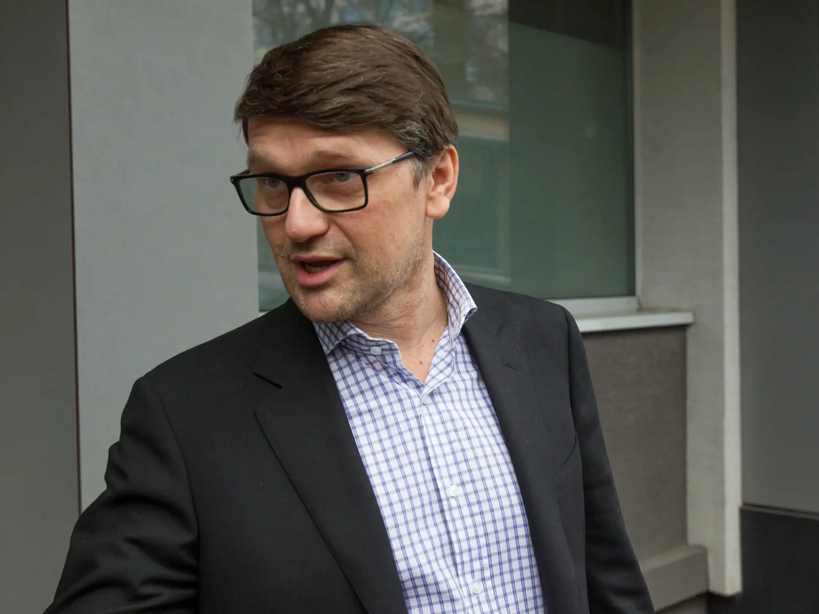 „Boli o tom publikované mnohé články, mnohí renomovaní ľudia v tejto oblasti dodnes si myslia, že sa nedá na 100% dokázať, že to je naozaj originál Berniniho. Toto je vec veľmi odborná a špecifická. Nakoniec, tá busta bola dražená prvý raz aj neúspešne. Všetci tí, ktorí neskôr hovorili, že SOGA a Barczi mali vedieť, že to je originál, tak kde boli, keď si mohli tento originál kúpiť za pár tisíc eur,“ vysvetľoval Maďarič.
