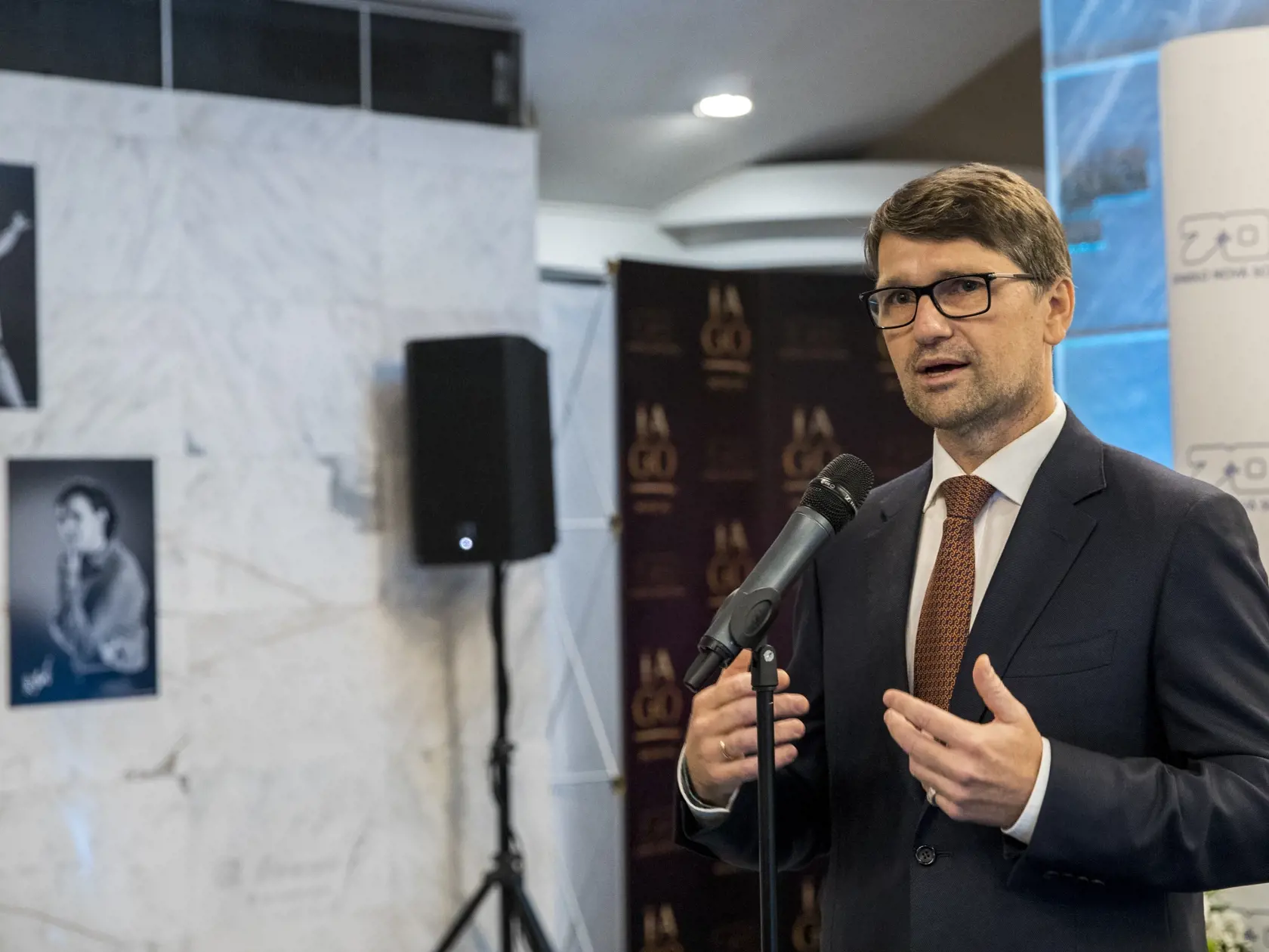 Na snimke minister kultury Marek Madaric pocas vernisaze vystavy fotografii, znazornojucich 70 rocnu historiu divadla Nova Scena.