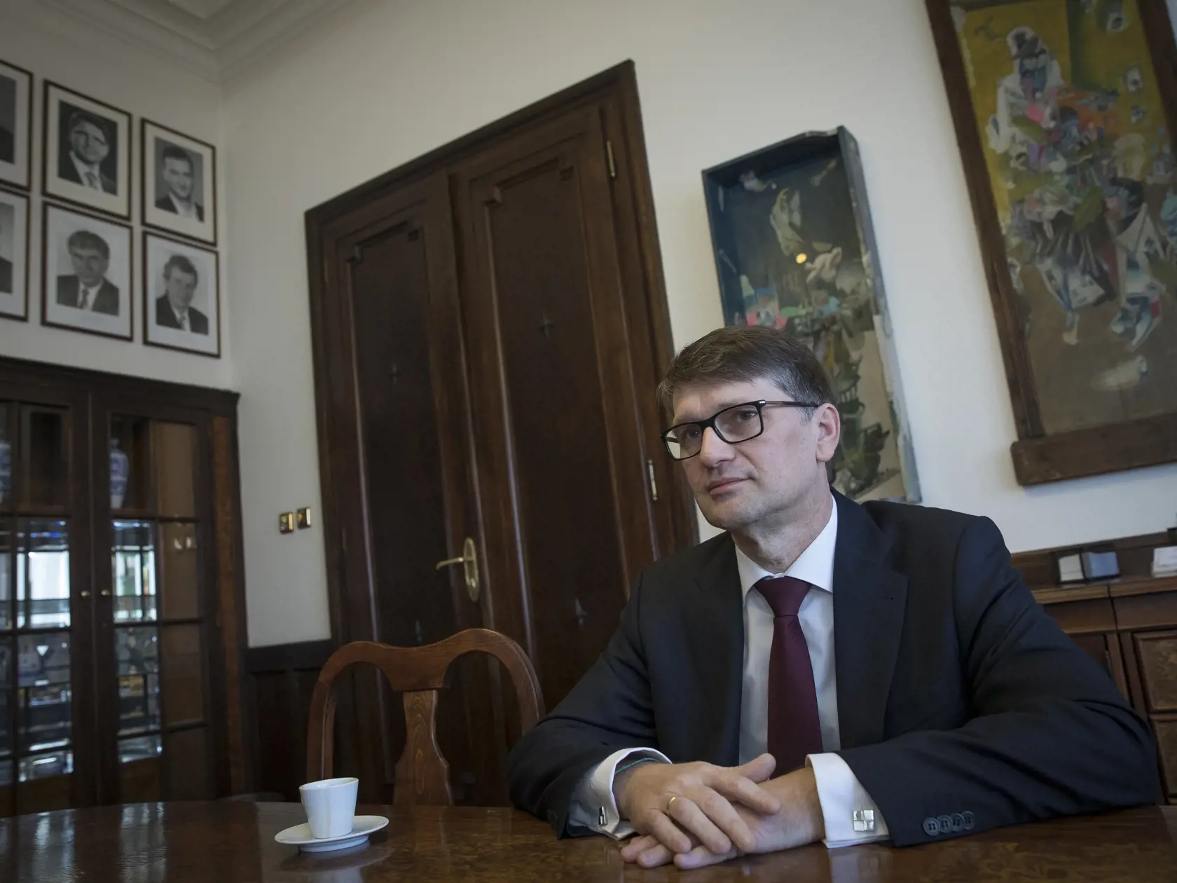 Tiež sme sa ho pýtali na názor ohľadom „kauzy Bernini“, ktorá sa spája s menom Barcziho. „Je to veľmi odborná téma. Z expertného hľadiska možno aj dodnes polemická, vzhľadom na to, aké je ťažké dokázať, že mramorová busta je originál, alebo robená podľa originálu. Z tohto hľadiska jeho ako posudzovateľa nevidím ako niečo diskvalifikačné pre pozíciu ministra kultúry,“ hovorí Maďarič.